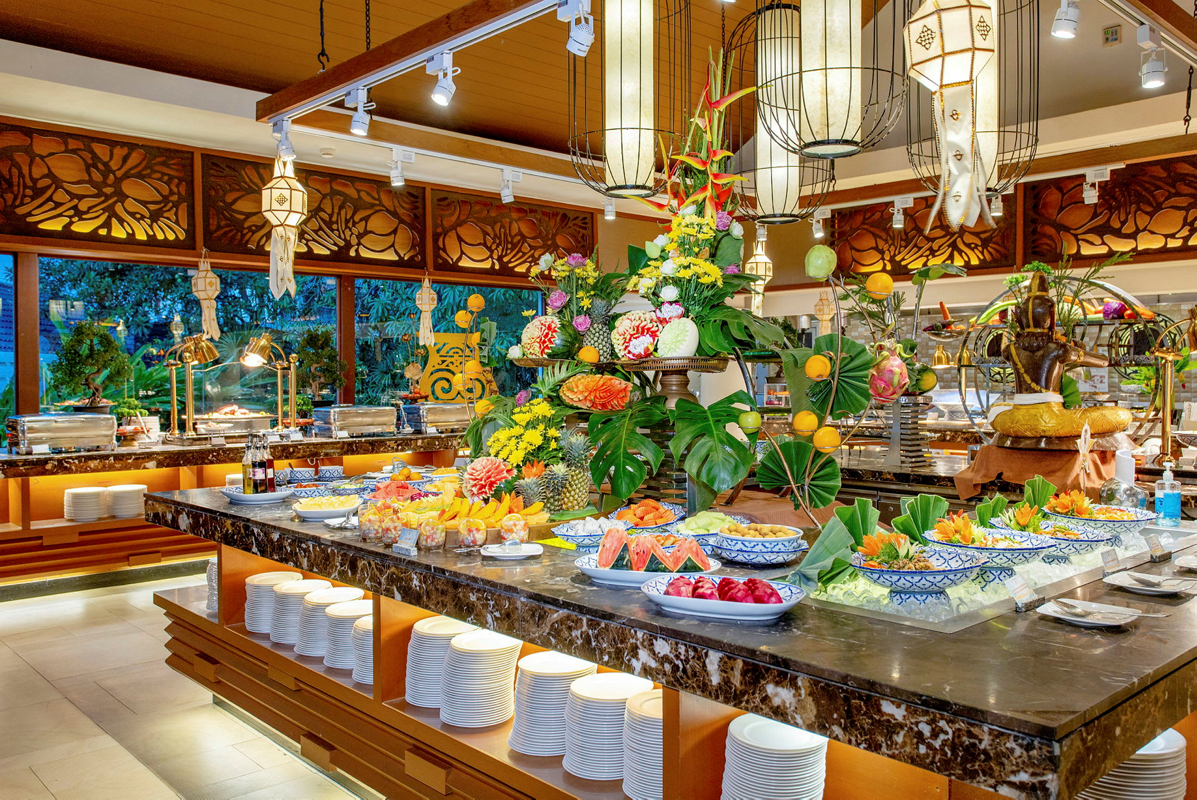 En buffet med friske frukter og dekorative elementer i en restaurant. (AI-generert tekst)