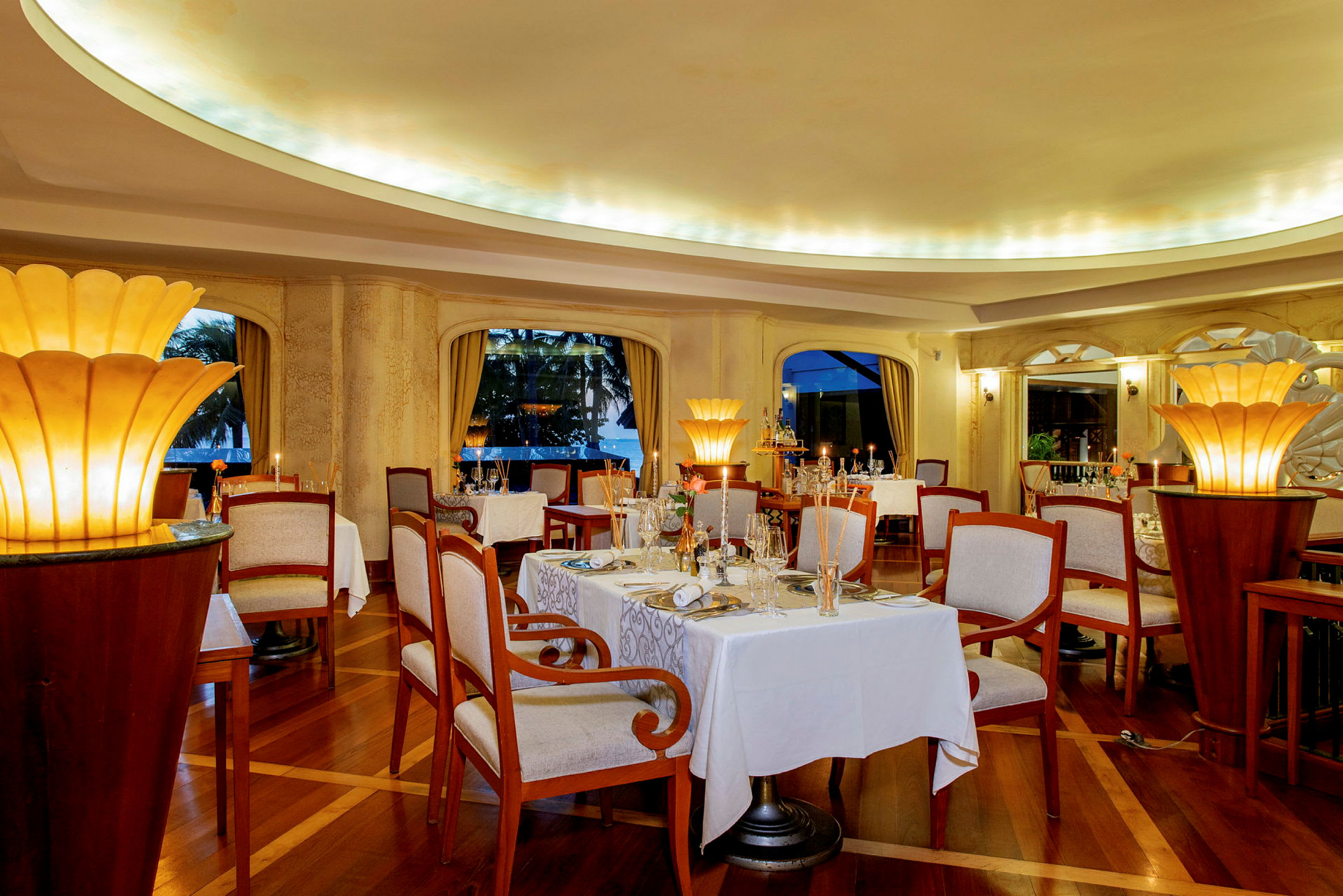 En elegant restaurant med hvite duker og tredetaljer. (AI-generert tekst)