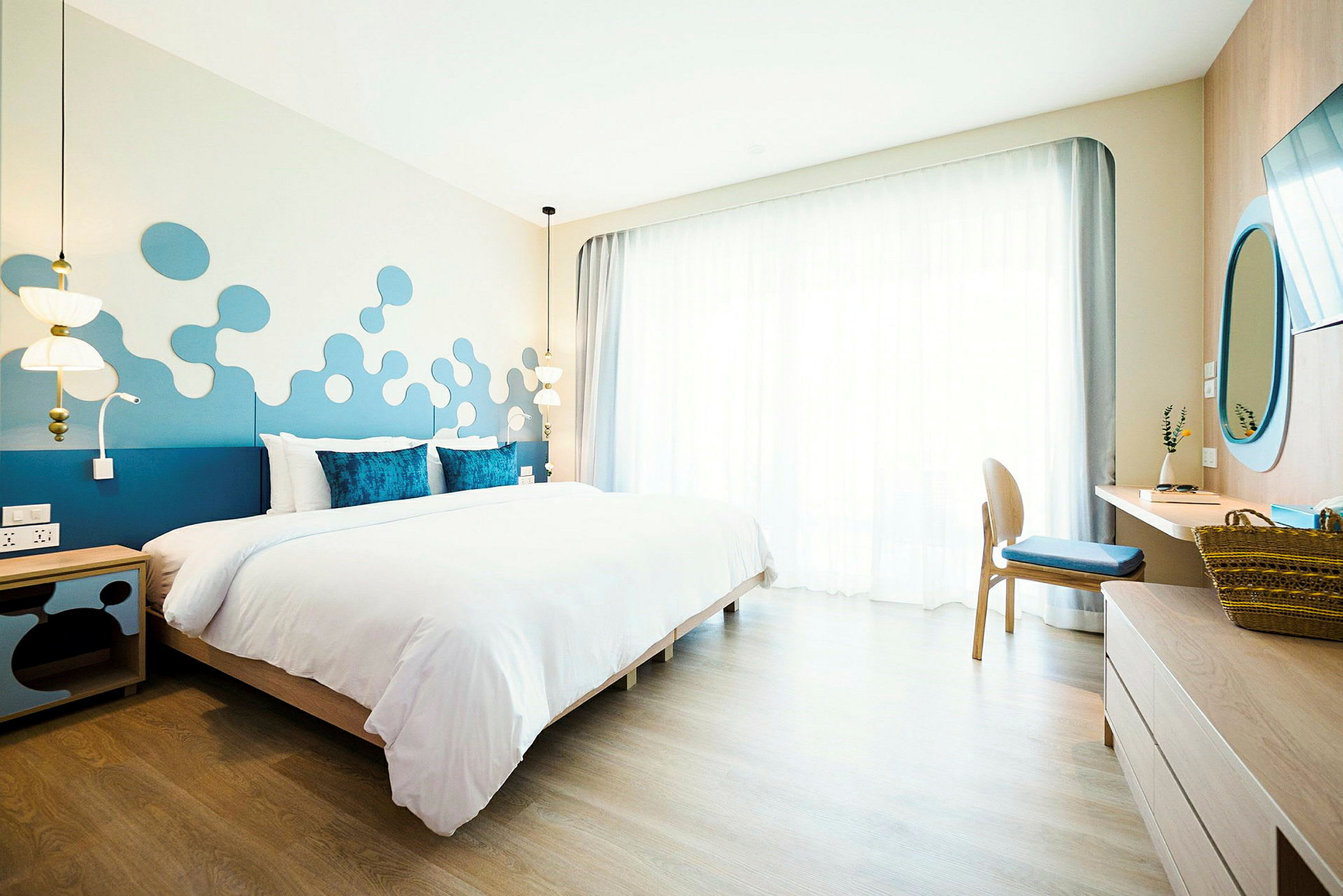 Et moderne hotellrom med en stor dobbeltseng og elegant interiør. (AI-generert tekst)
