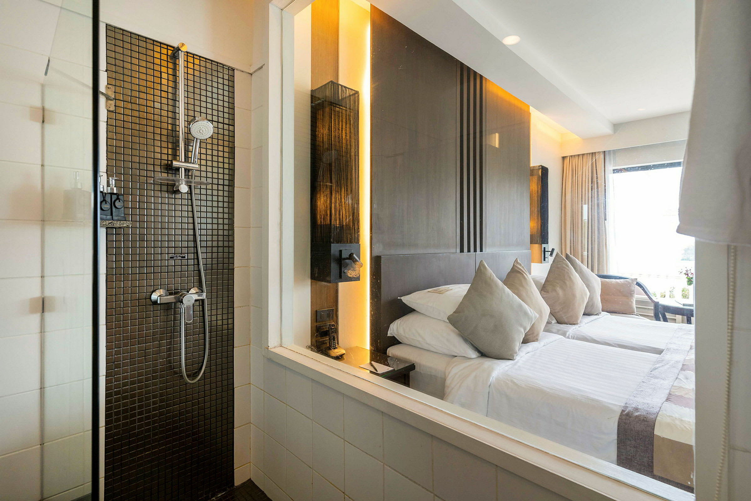 Hotellrom med en seng og en dusjdel med moderne design. (AI-generert tekst)