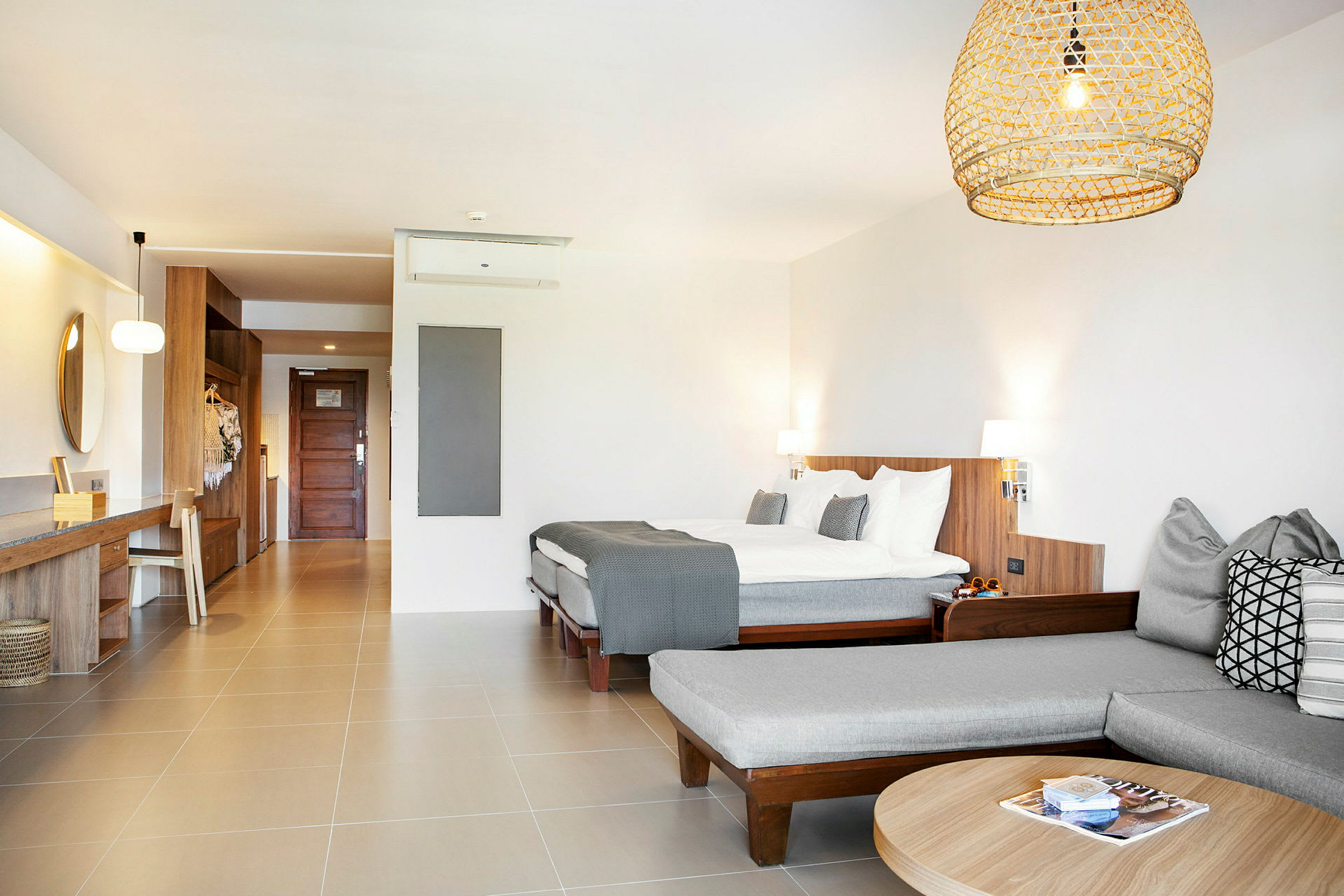 Hotellrom med moderne innredning, inkludert en dobbeltseng, sitteområde og skrivebord. (AI-generert tekst)