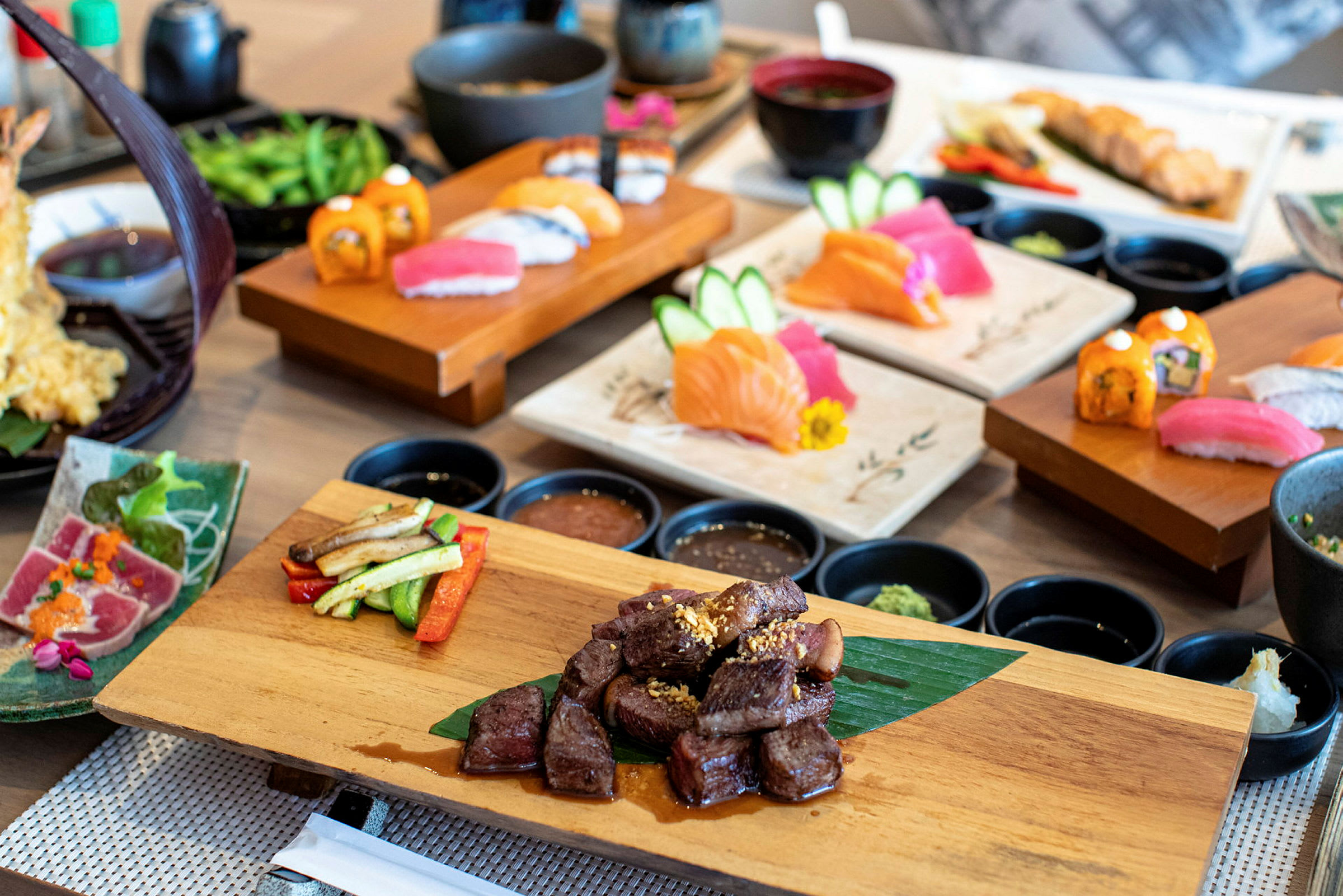 Et utvalg japanske retter, inkludert sushi og grillet kjøtt. (AI-generert tekst)