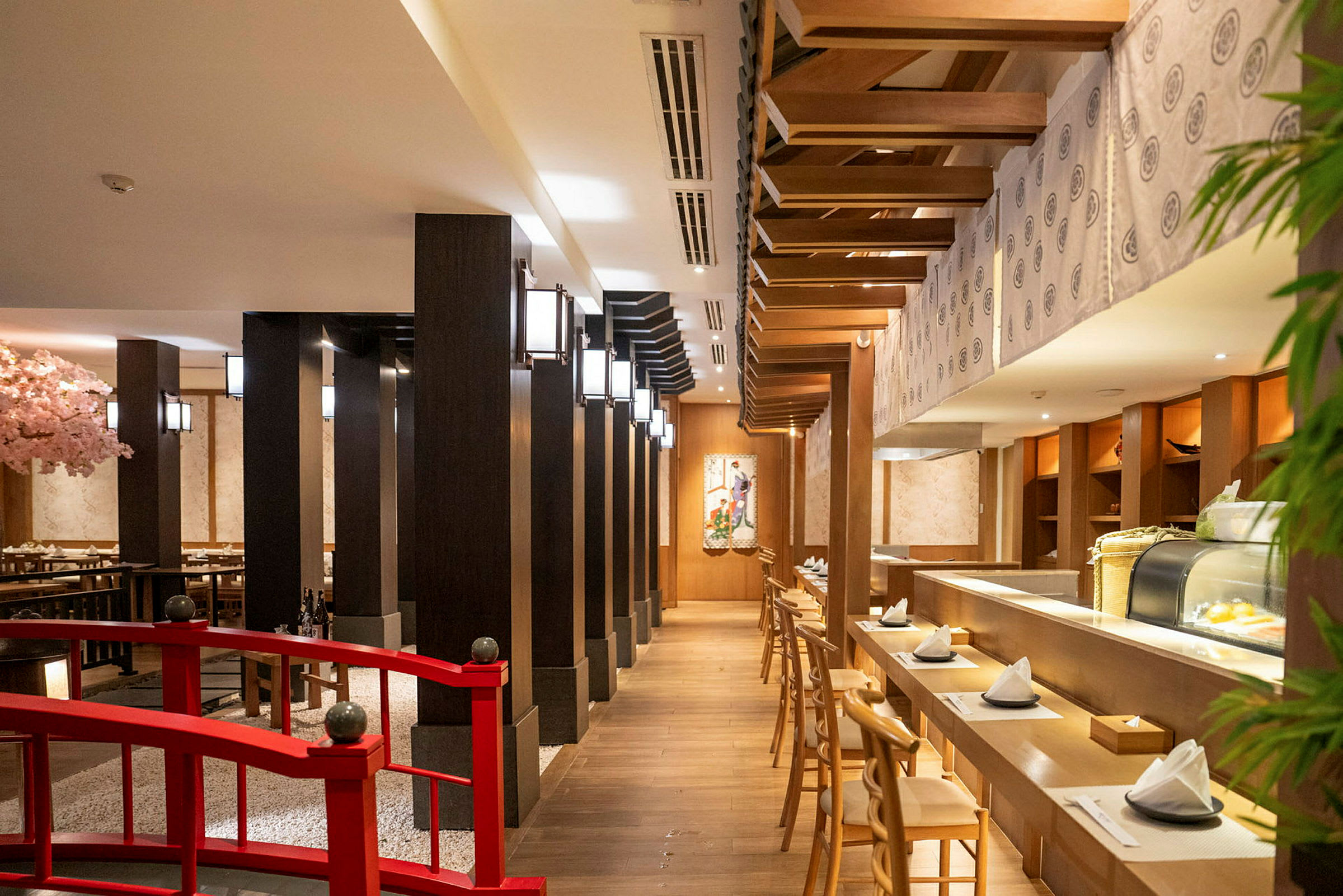 Japansk restaurant med treinteriør og bord dekket for gjester. (AI-generert tekst)