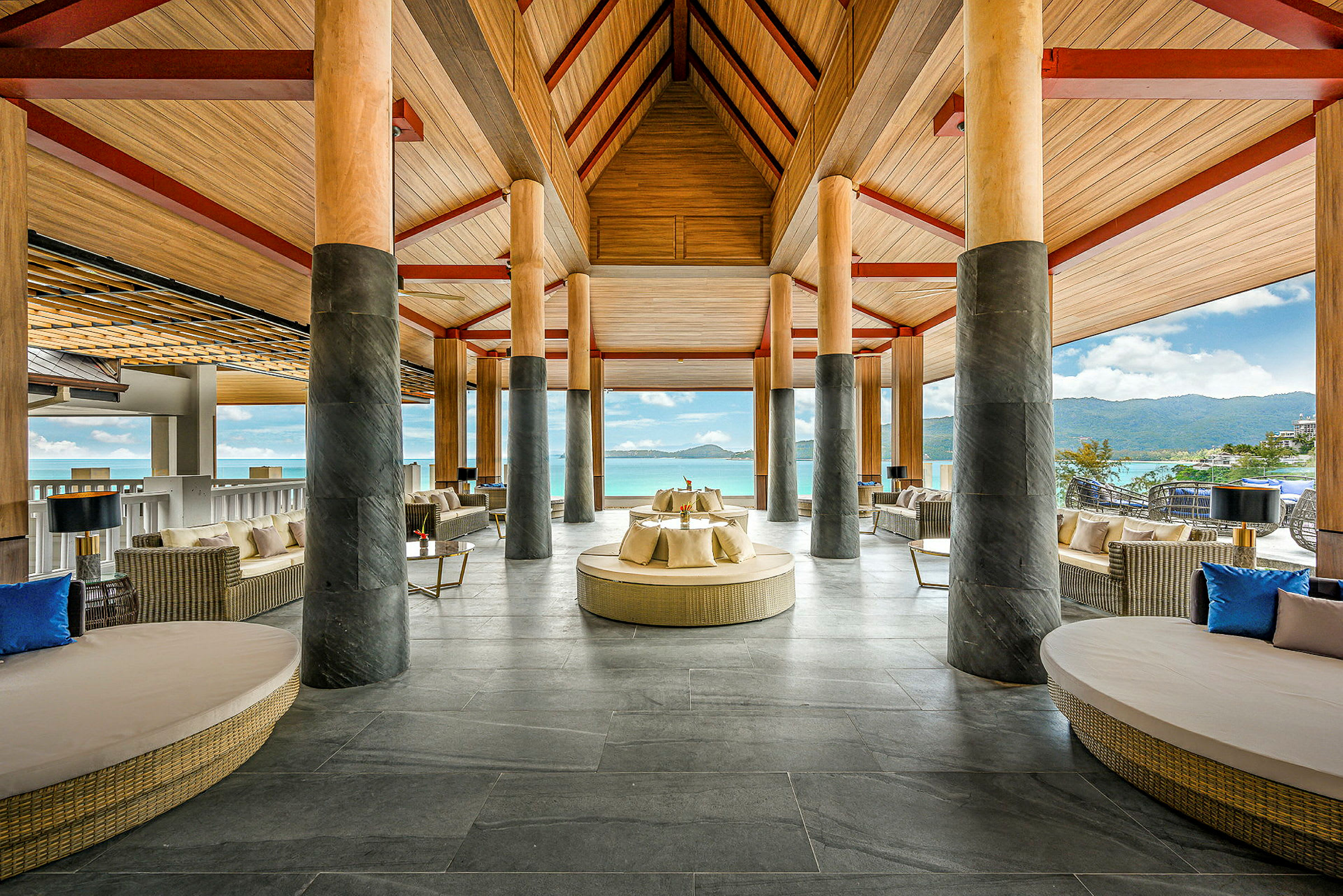 Hotellbyggning med modern innredning og utsikt mot havet. (AI-generert tekst)