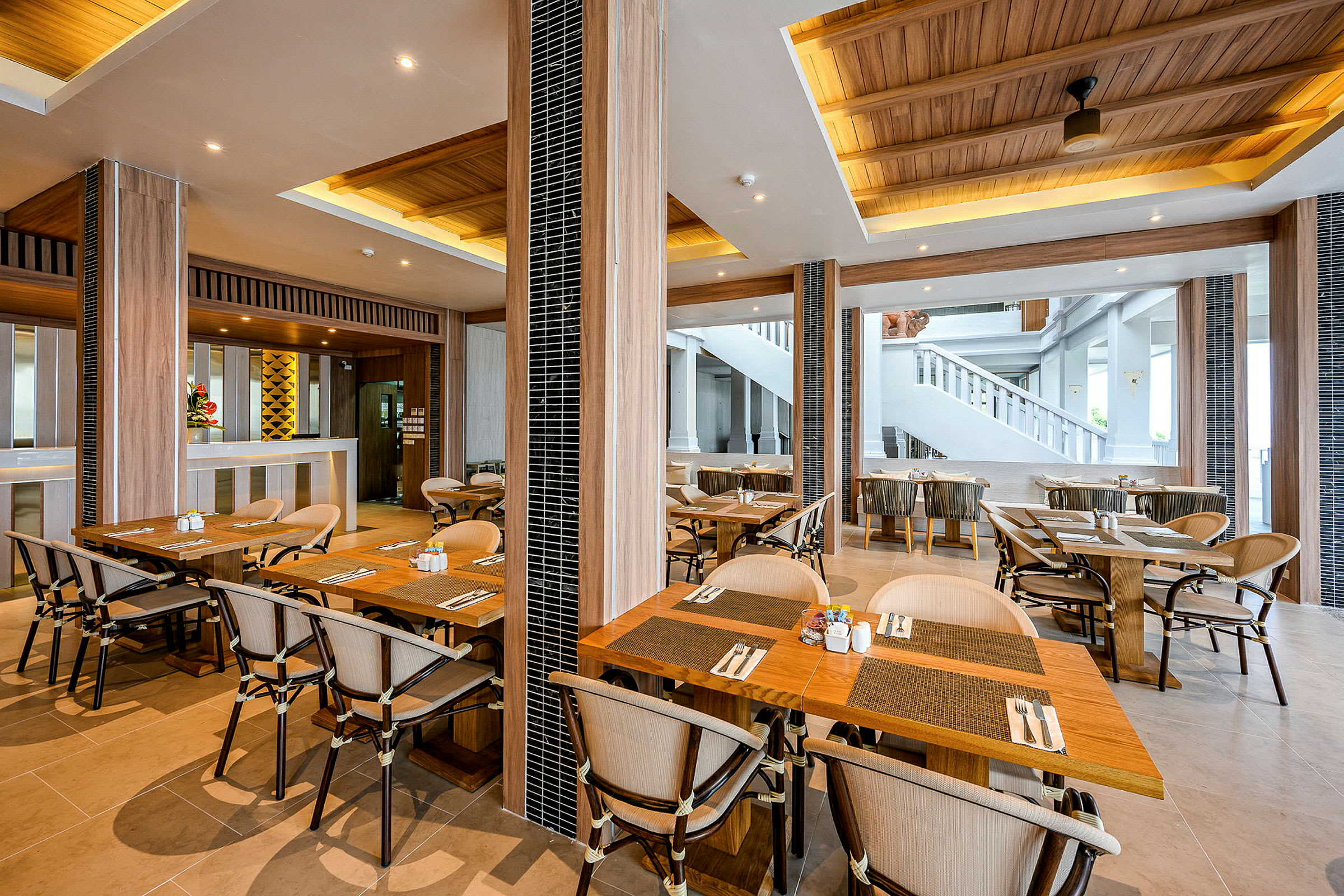 Et restaurantinteriør med bord og stoler. (AI-generert tekst)