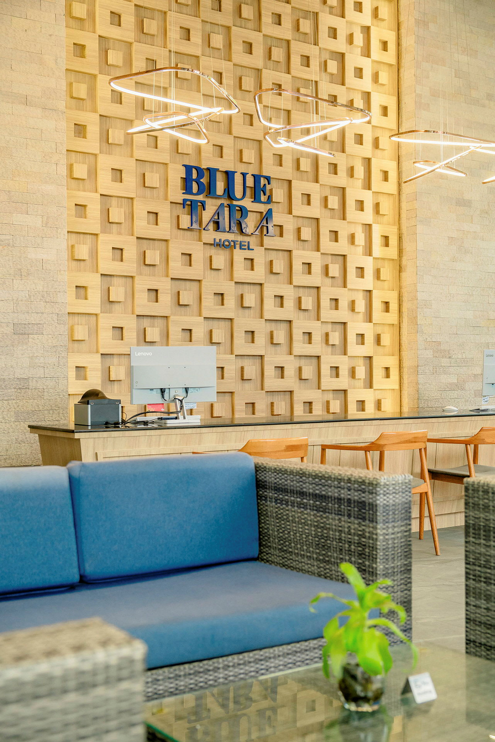 Resepsjonen på Blue Tara Hotel med moderne interiør. (AI-generert tekst)