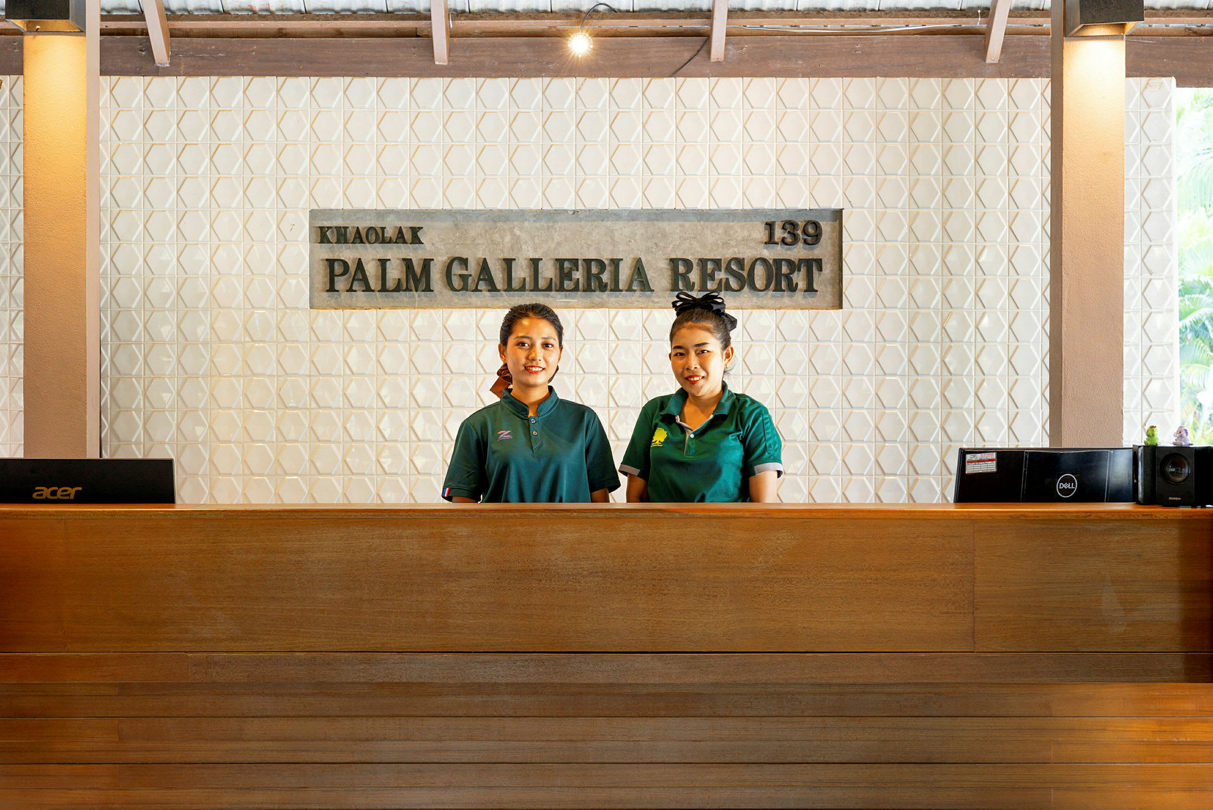 Resepsjon med skilt som sier Palm Galleria Resort. (AI-generert tekst)