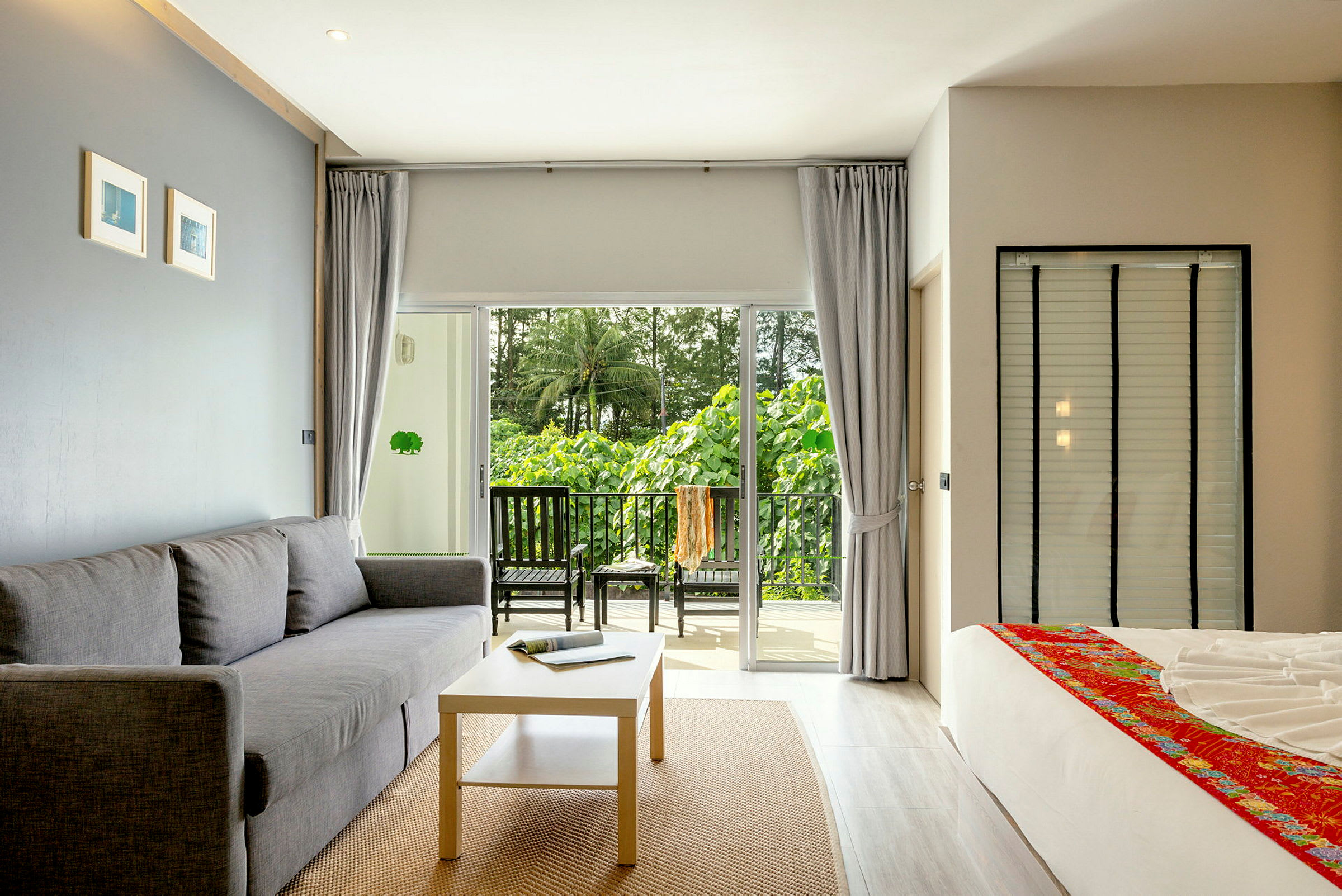 Moderne møblert hotellrom med balkong og grønn utsikt. (AI-generert tekst)