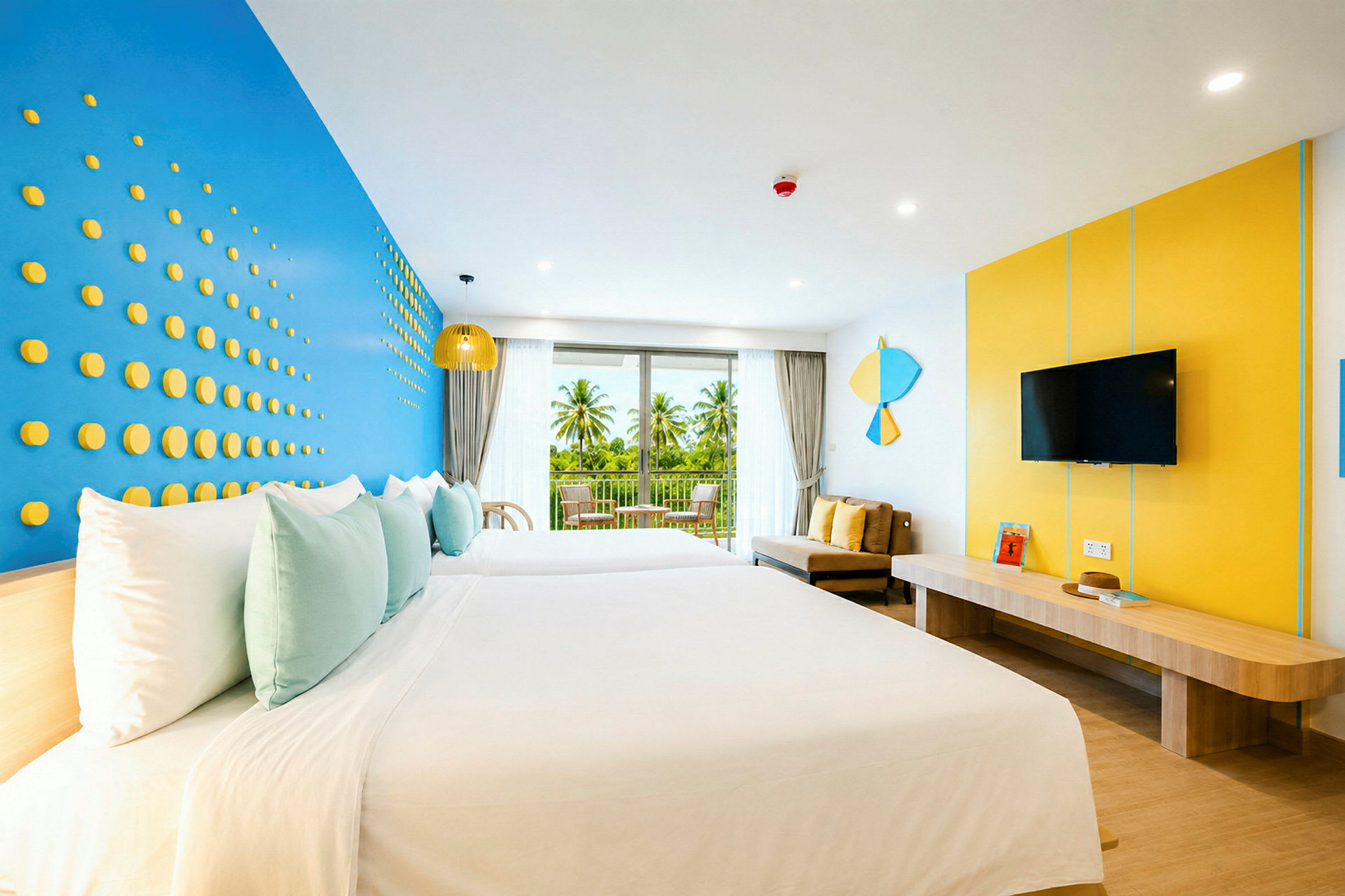 Moderne innredet hotellrom med dobbeltseng, fargerik design og utsikt over palmer fra balkongen. (AI-generert tekst)