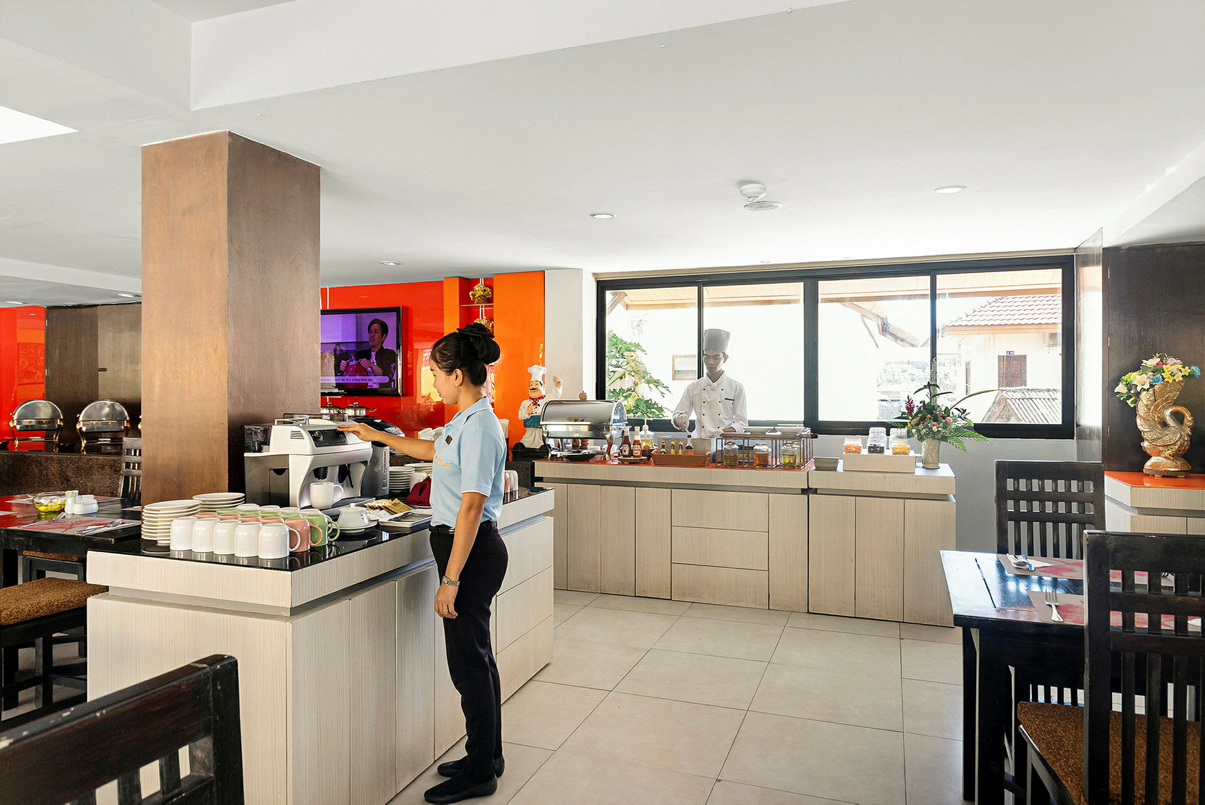 Et hotellrestaurantkjøkken med en kaffestasjon og en buffédisk. (AI-generert tekst)