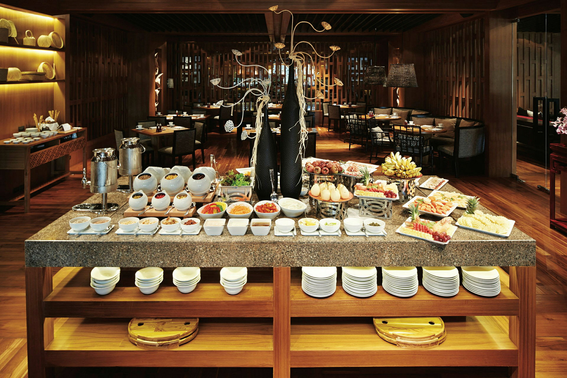 En buffé i en elegant restaurant med ulike matretter og frukt presentert. (AI-generert tekst)
