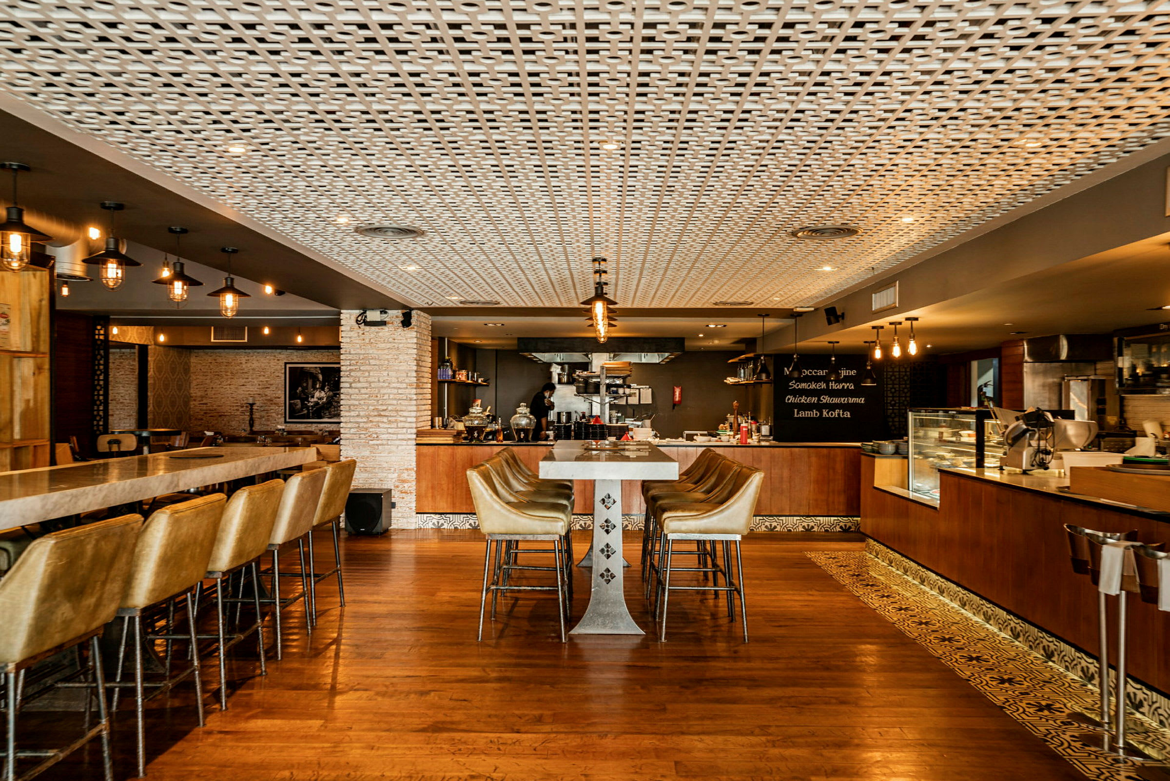 Interiør av en moderne restaurant med stilig innredet bar og sittegrupper. (AI-generert tekst)