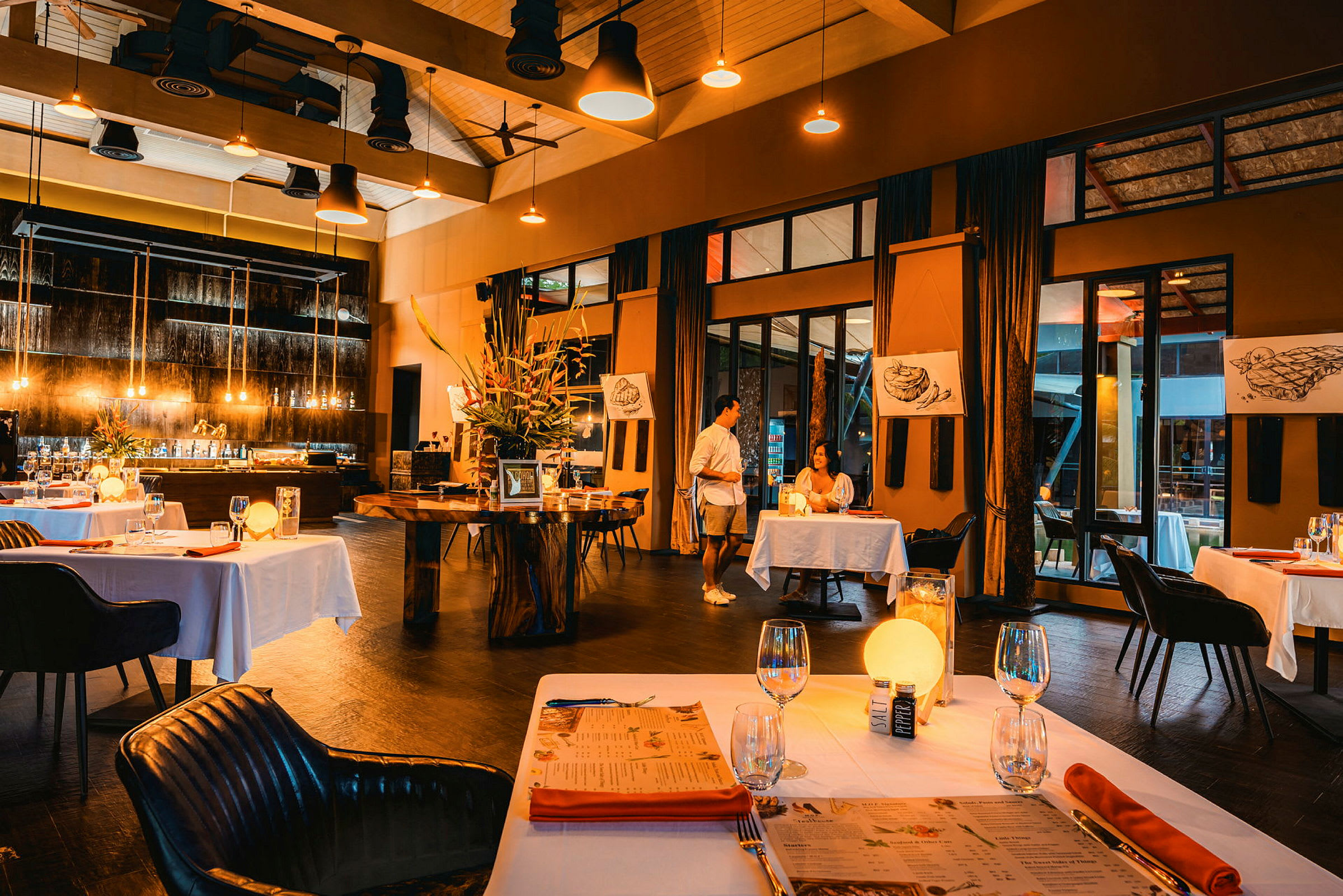 Restaurant med dekkede bord i en stilig og elegant innendørsmiljø. (AI-generert tekst)