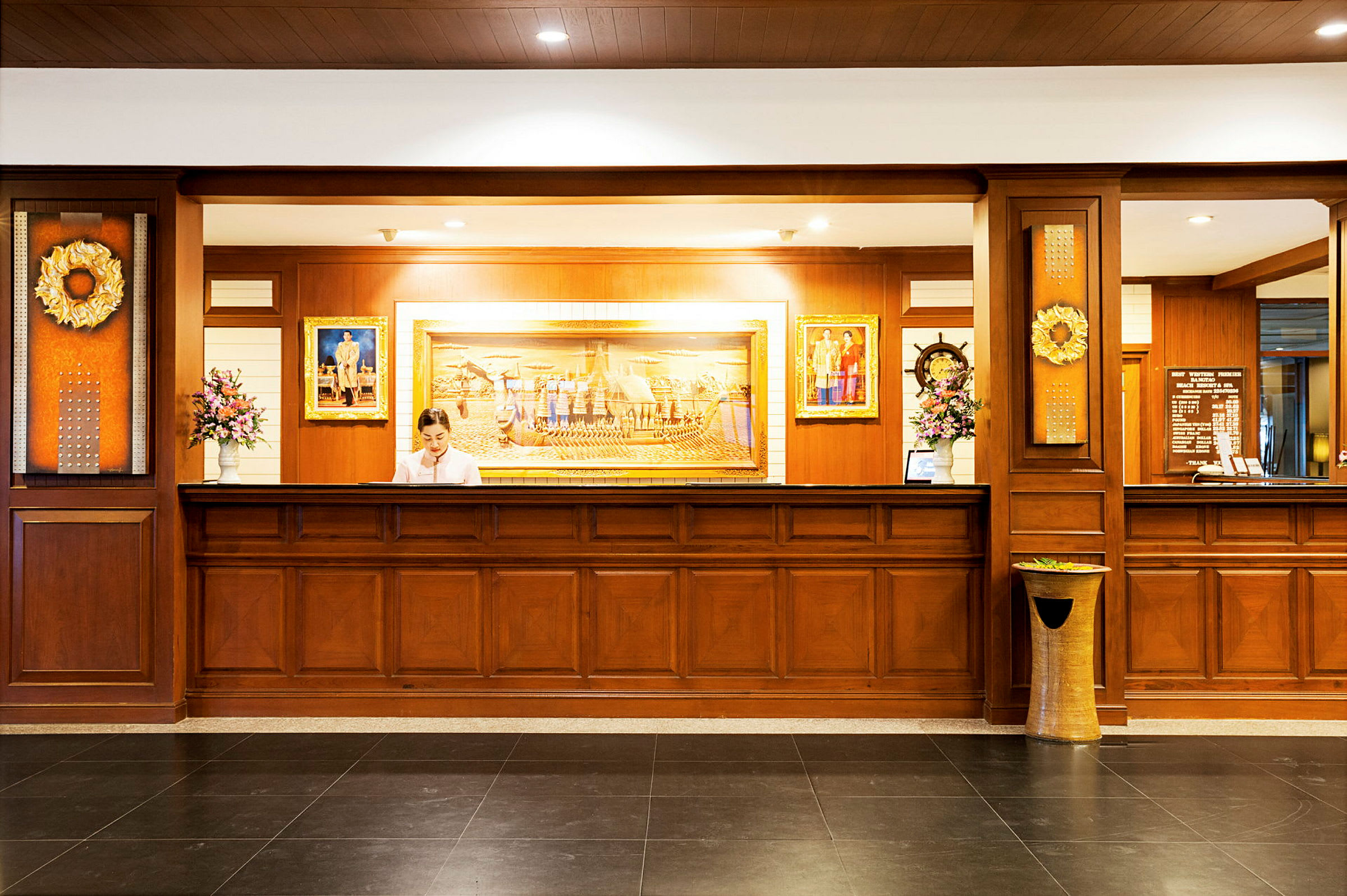 En hotellresepsjon med trepanel og dekorativ kunst på veggen. (AI-generert tekst)