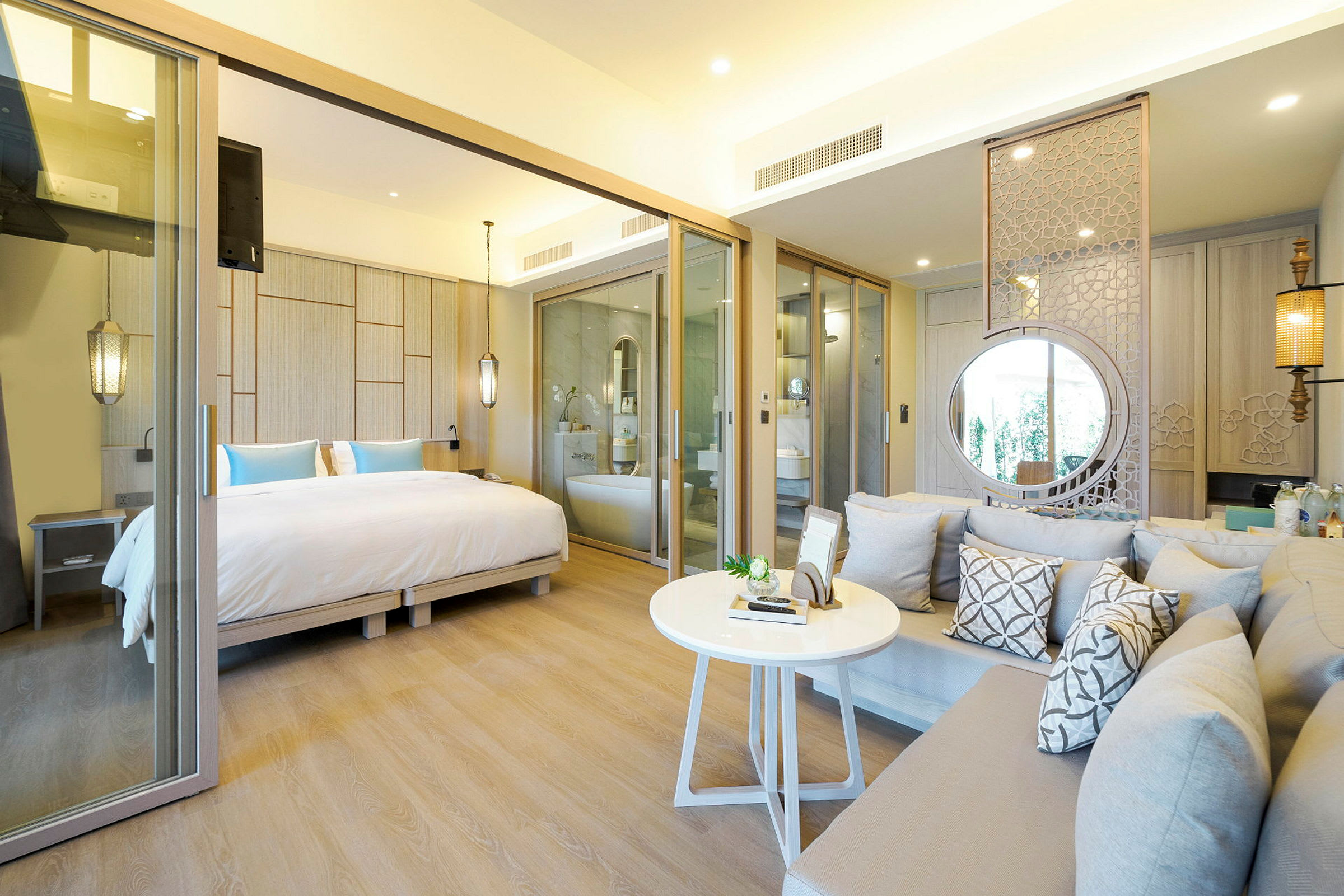 Moderne hotellrom med seng, sitteområde og bad. (AI-generert tekst)