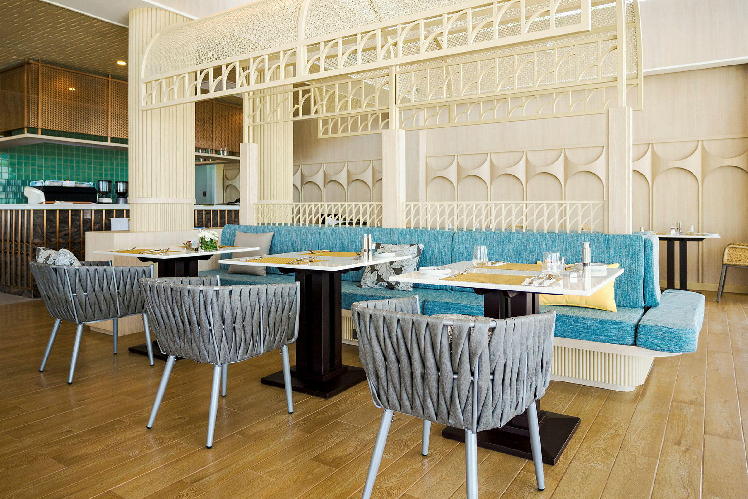 Interiør av en restaurant med moderne sitteplasser, bord og dekorative elementer. (AI-generert tekst)
