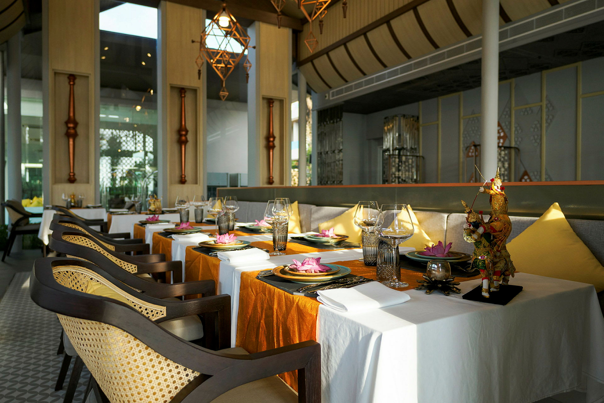 Elegant restaurantbord med duker, servietter og dekorasjoner. (AI-generert tekst)
