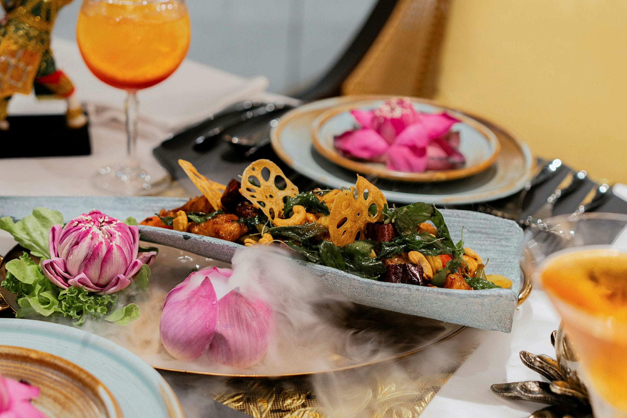 En elegant servering med matrett og dekorative blomster på et bord. (AI-generert tekst)