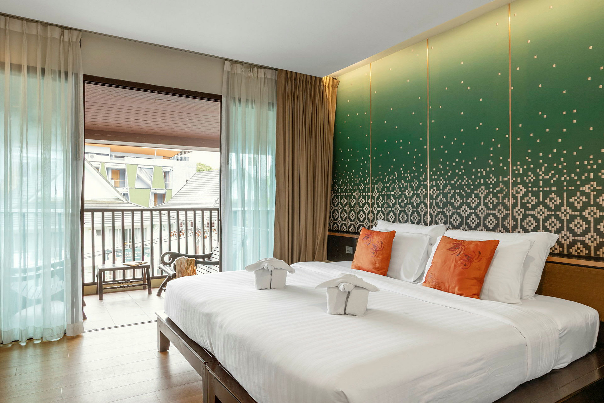 Moderne hotellrom med dobbeltseng og dekorativ vegg. (AI-generert tekst)