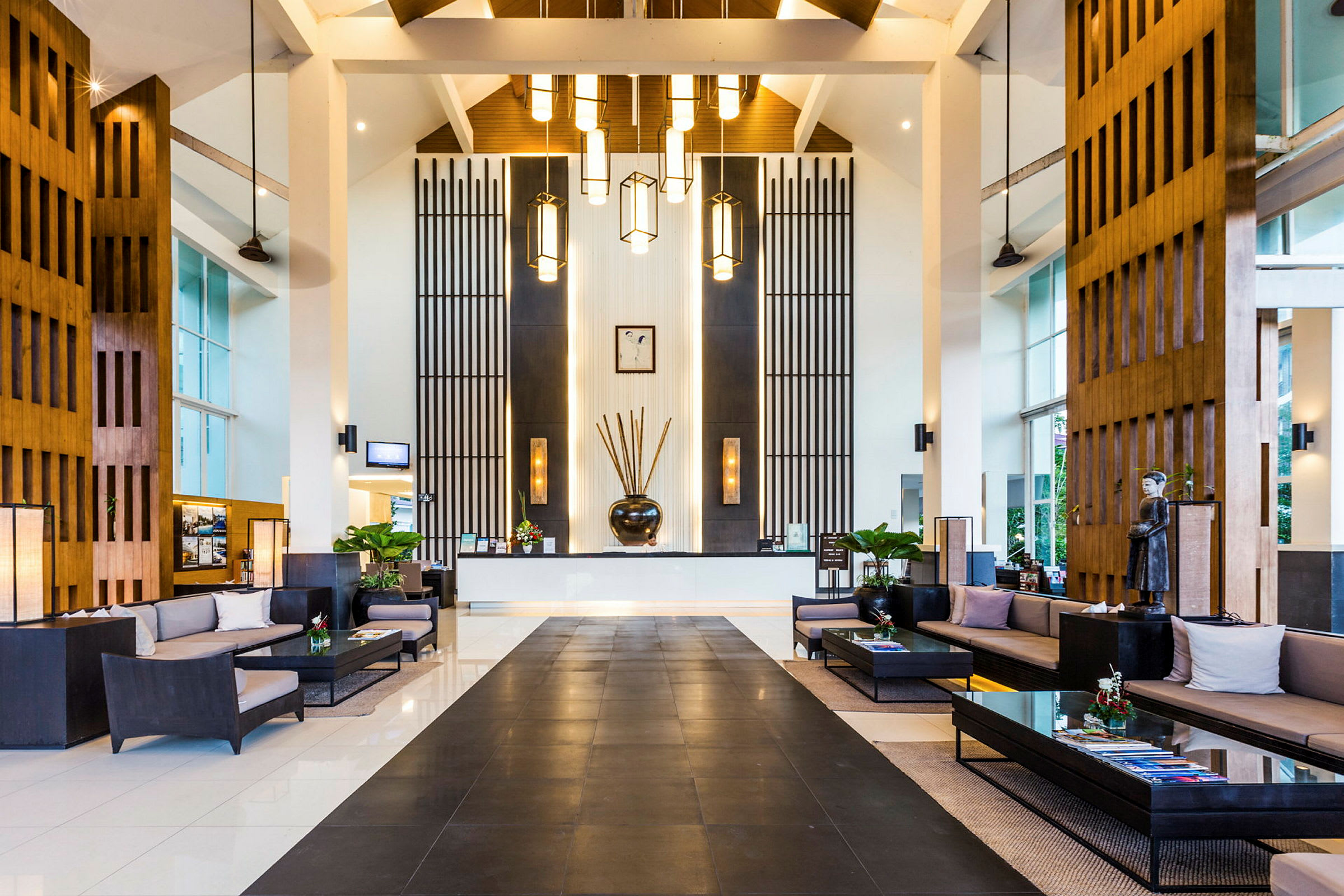 Hotellobby med moderne innredning, sittegrupper og resepsjon. (AI-generert tekst)