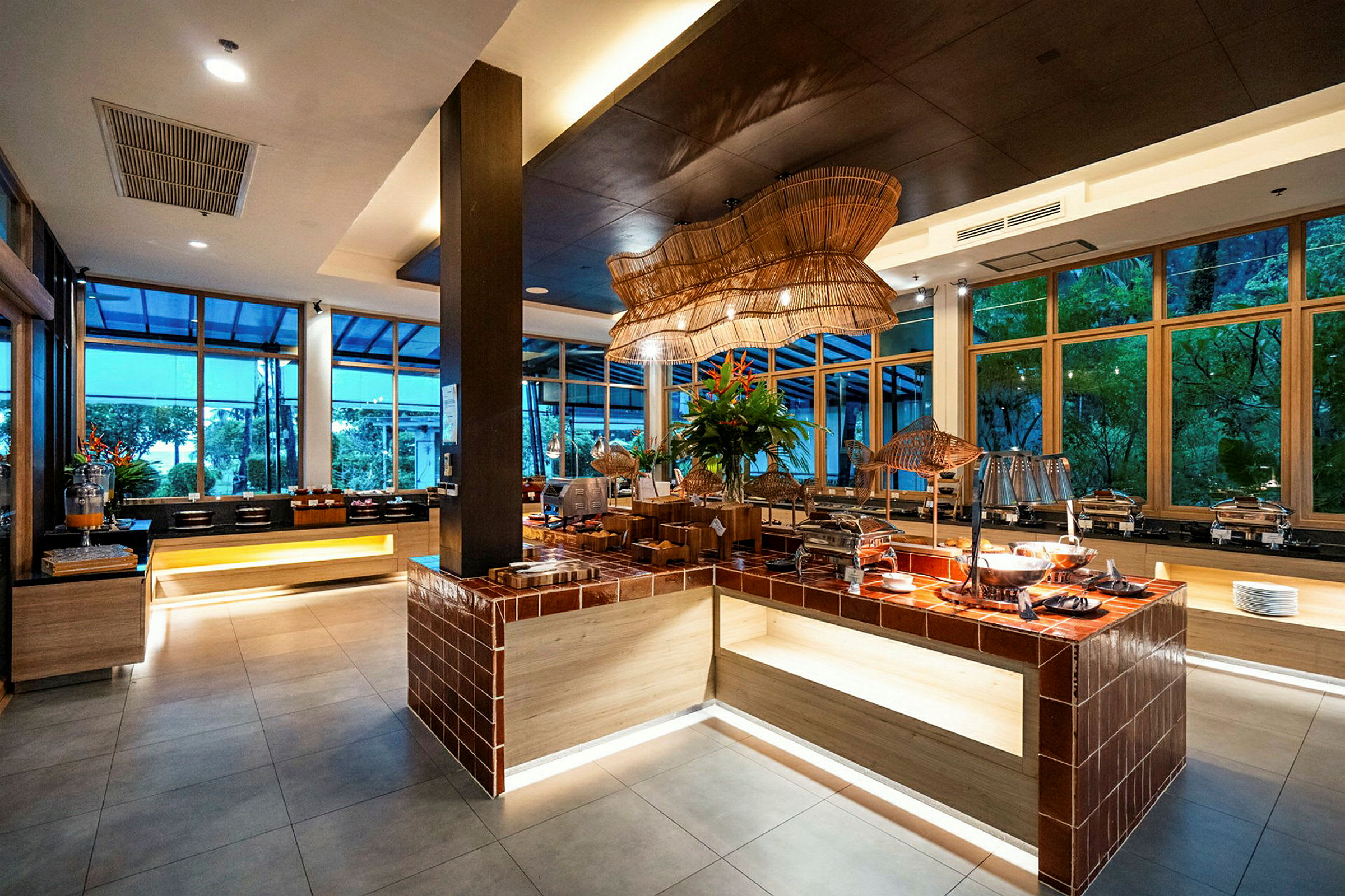 Bilde av en moderne restaurantbuffet med store vinduer og lyse interiørdetaljer. (AI-generert tekst)