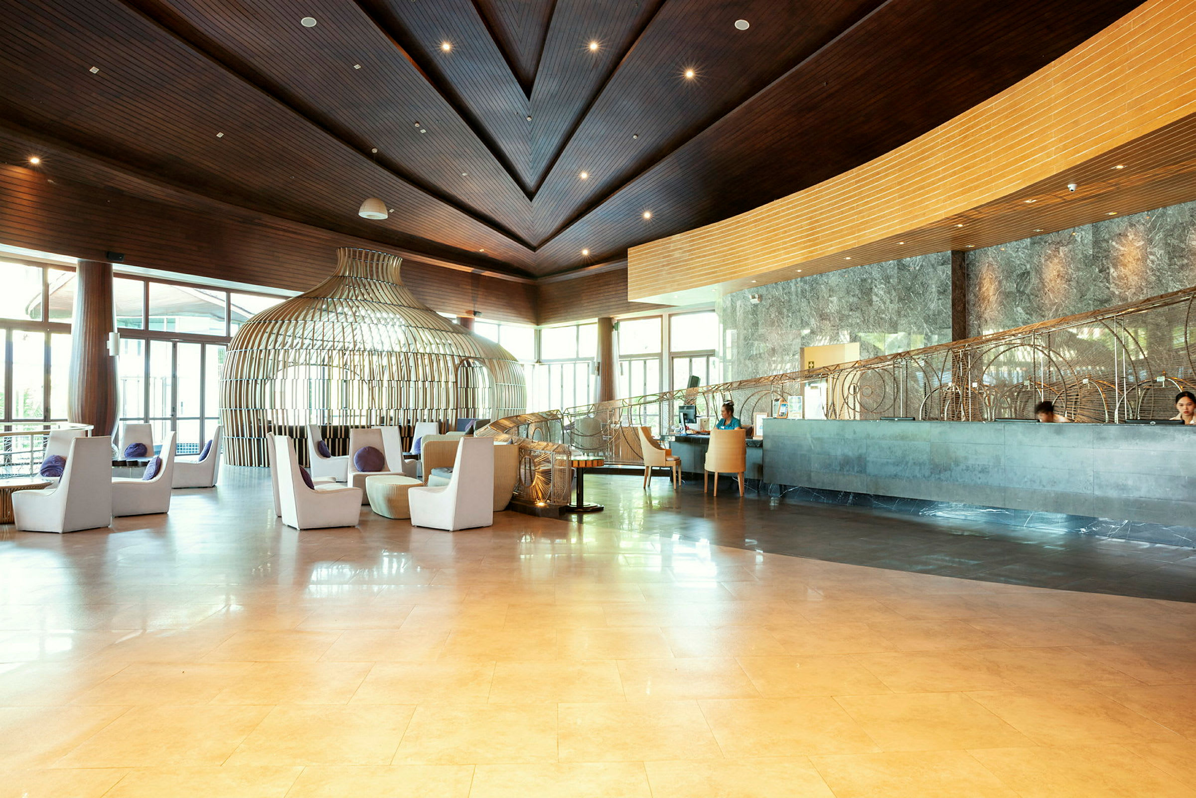 En elegant hotellobby med sittegrupper, moderne interiør og store vinduer. (AI-generert tekst)