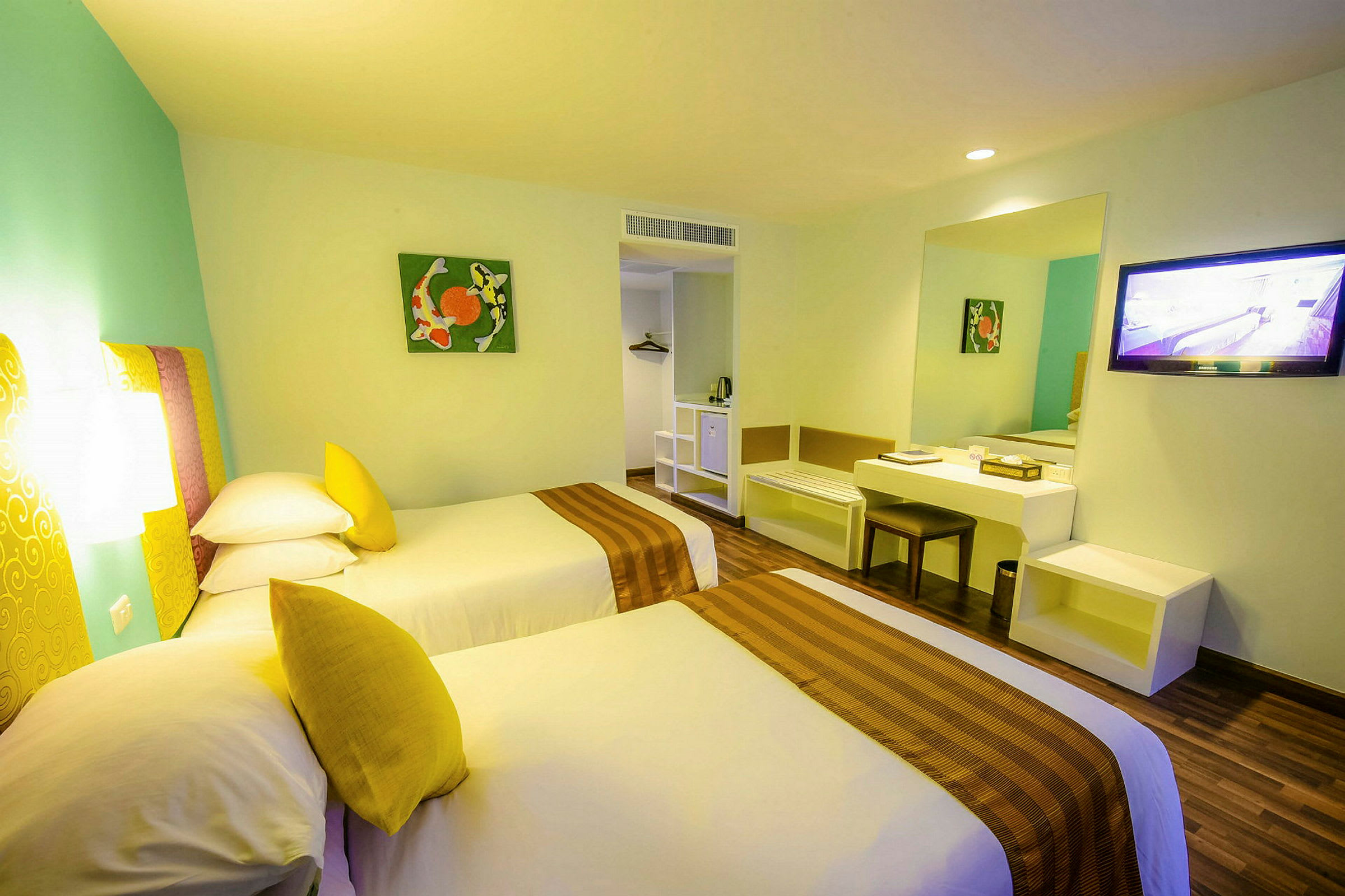 Hotellrom med to enkeltsenger og moderne innredning. (AI-generert tekst)