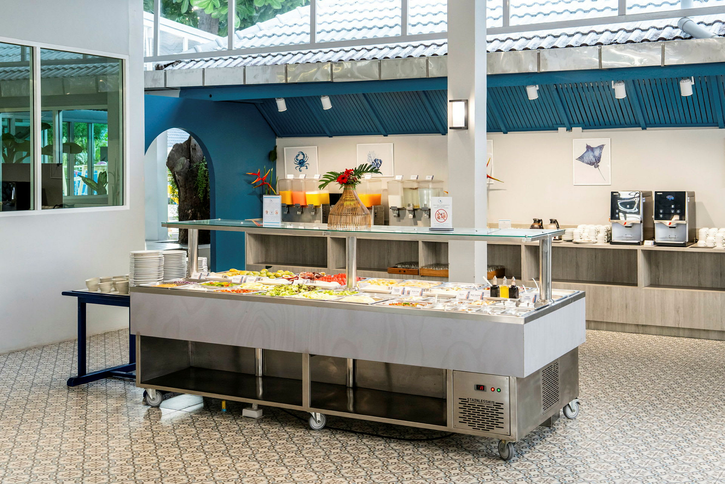 Buffet med salat og drikkestasjon i lyst rom. (AI-generert tekst)