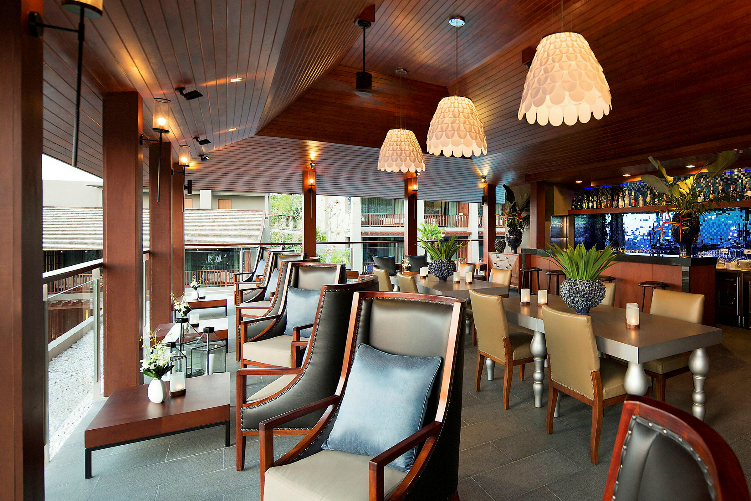Interiør av en moderne restaurant eller bar med elegant treinnredning, komfortable sittemøbler og dekorative lamper. (AI-generert tekst)