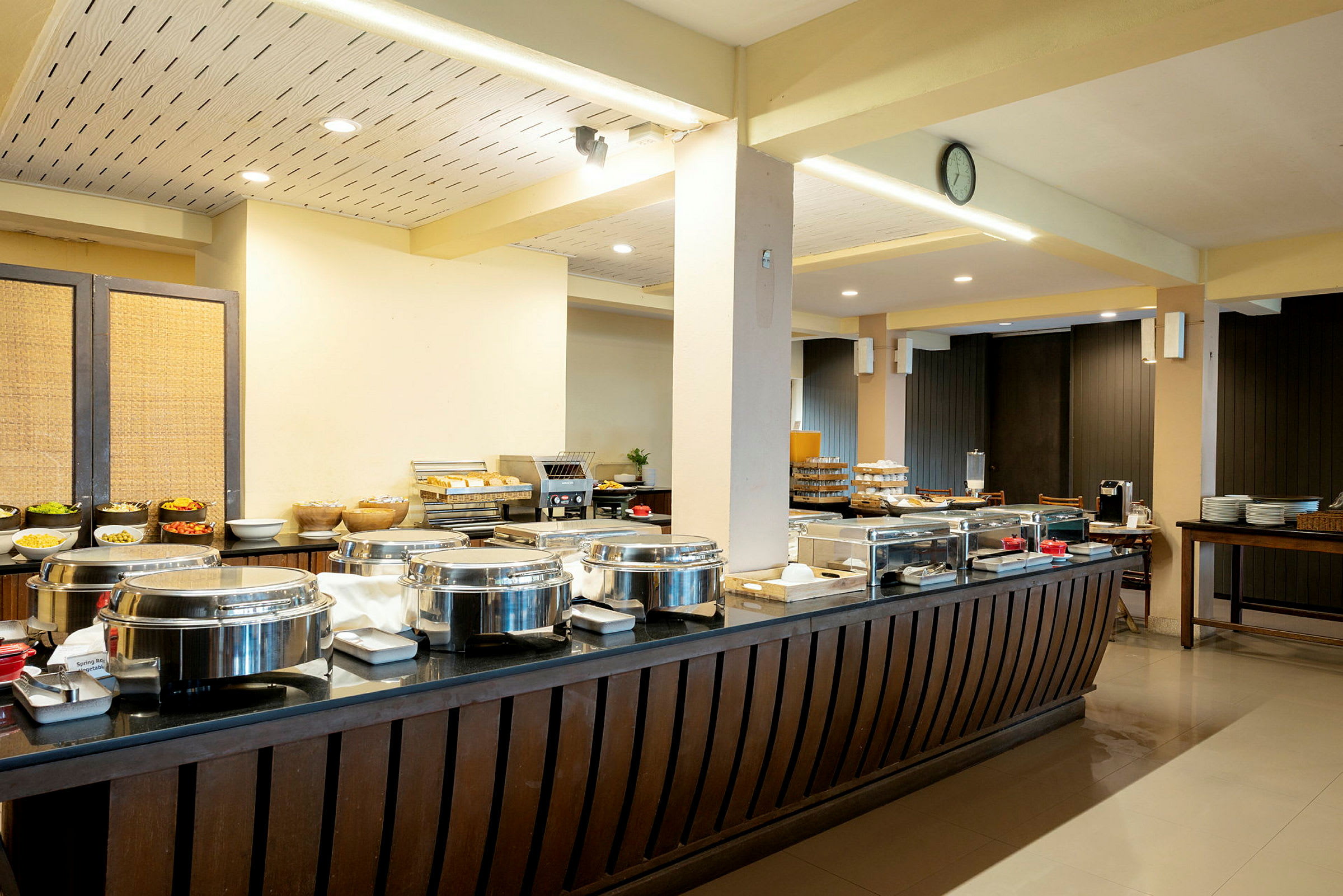Bufférestaurant med bord fylt med varmebeholdere og mat. (AI-generert tekst)