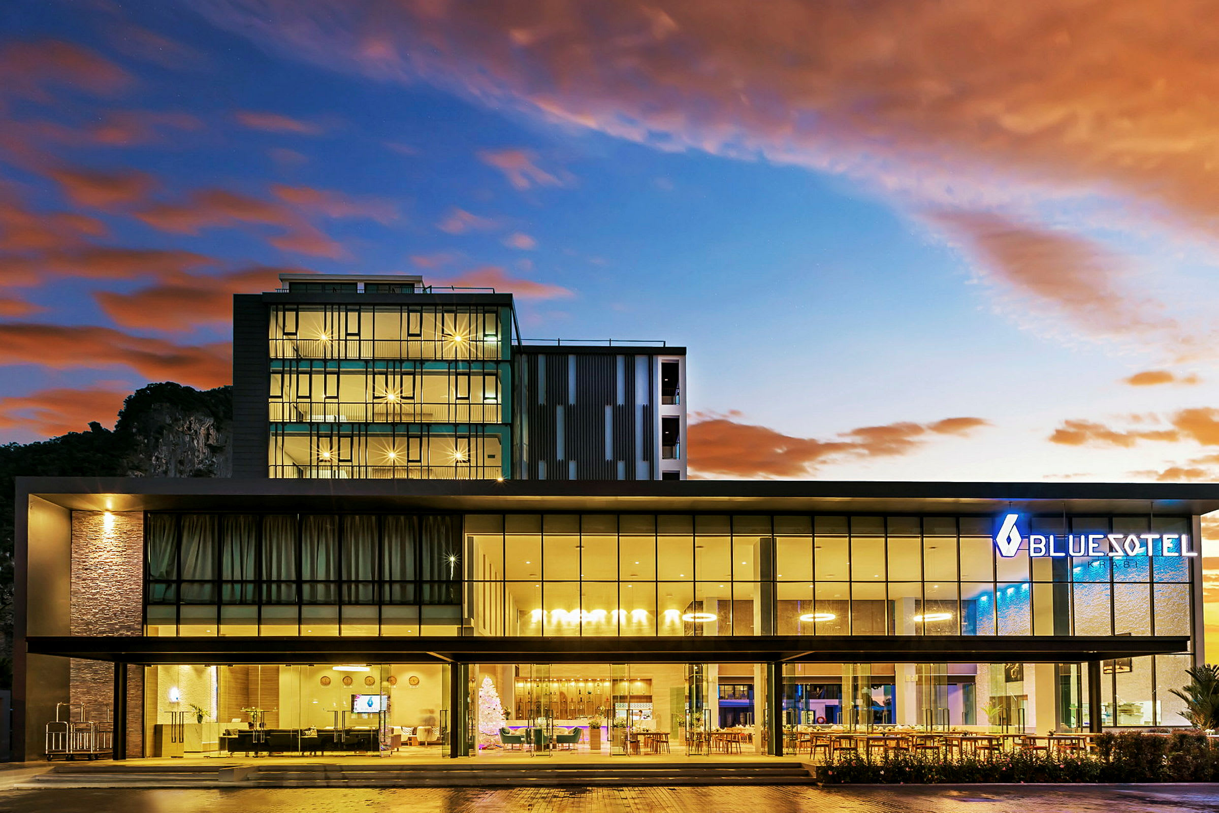 Moderne hotellbygning ved solnedgang. (AI-generert tekst)