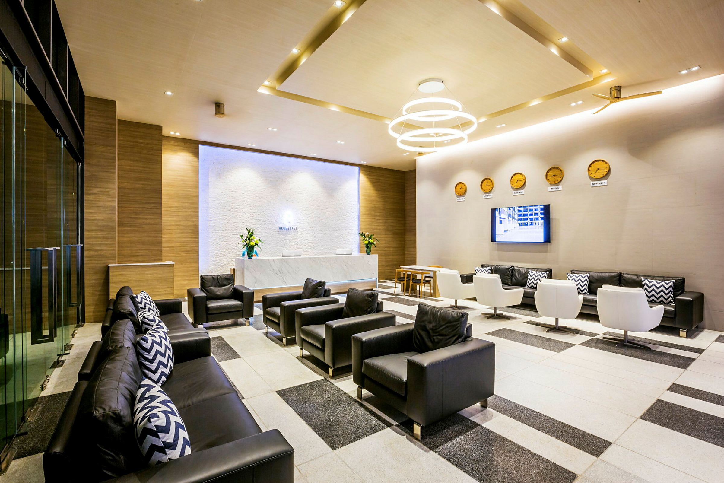 En moderne hotellobby med sittemøbler og dekorative detaljer. (AI-generert tekst)