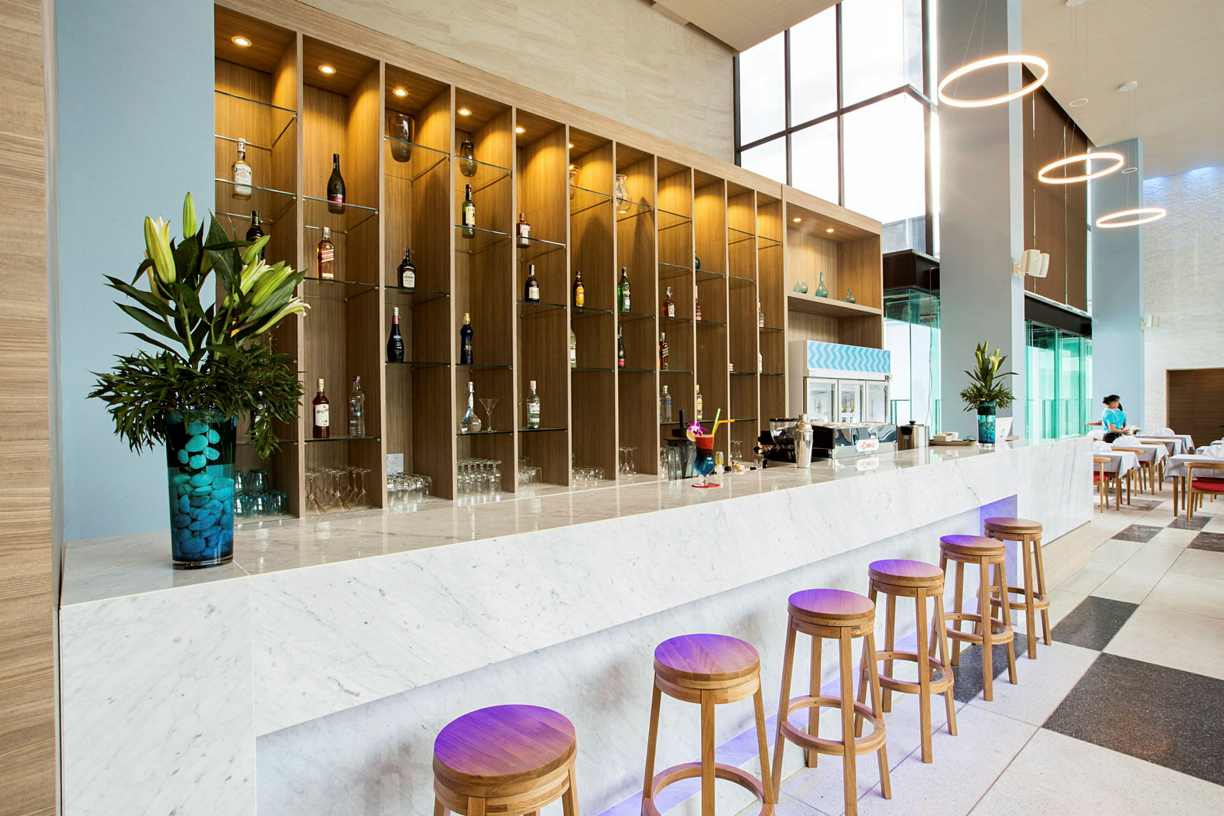 Hotellbar med et moderne utseende og stoler foran (AI-generert tekst)