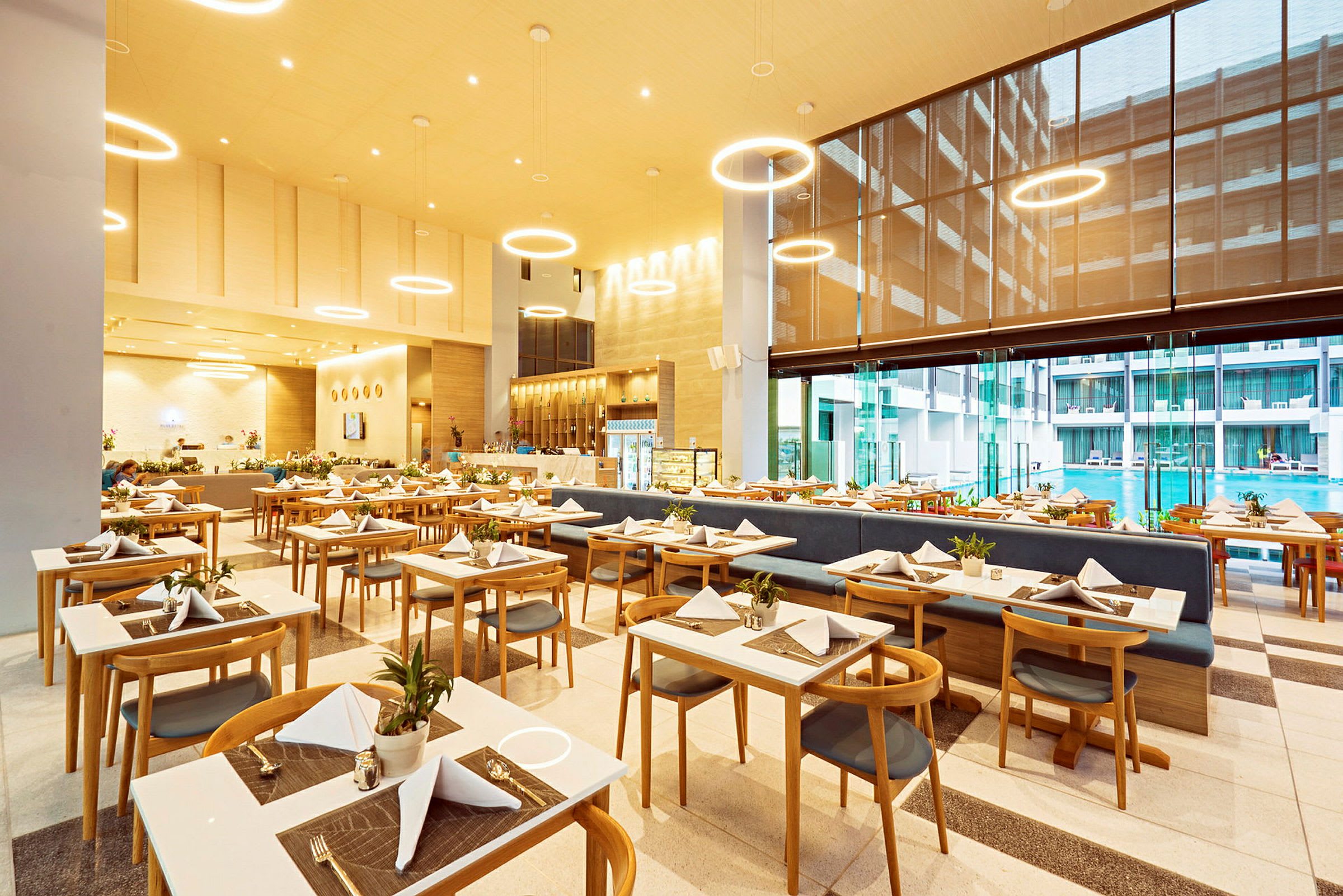 Bilde av en restaurant med oppsatte bord og stoler i et moderne miljø. (AI-generert tekst)