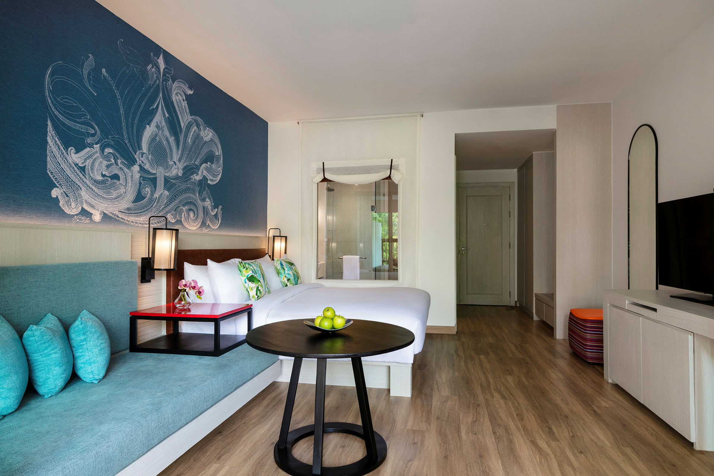 Et hotellrom med en dobbeltseng, sitteområde og dekorativ veggdesign. (AI-generert tekst)
