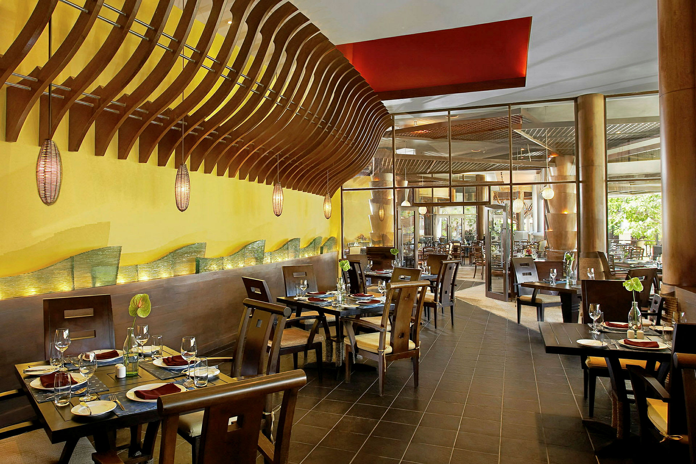 Interiørbilde av en restaurant med moderne innredning, tredetaljer og dekkede bord. (AI-generert tekst)