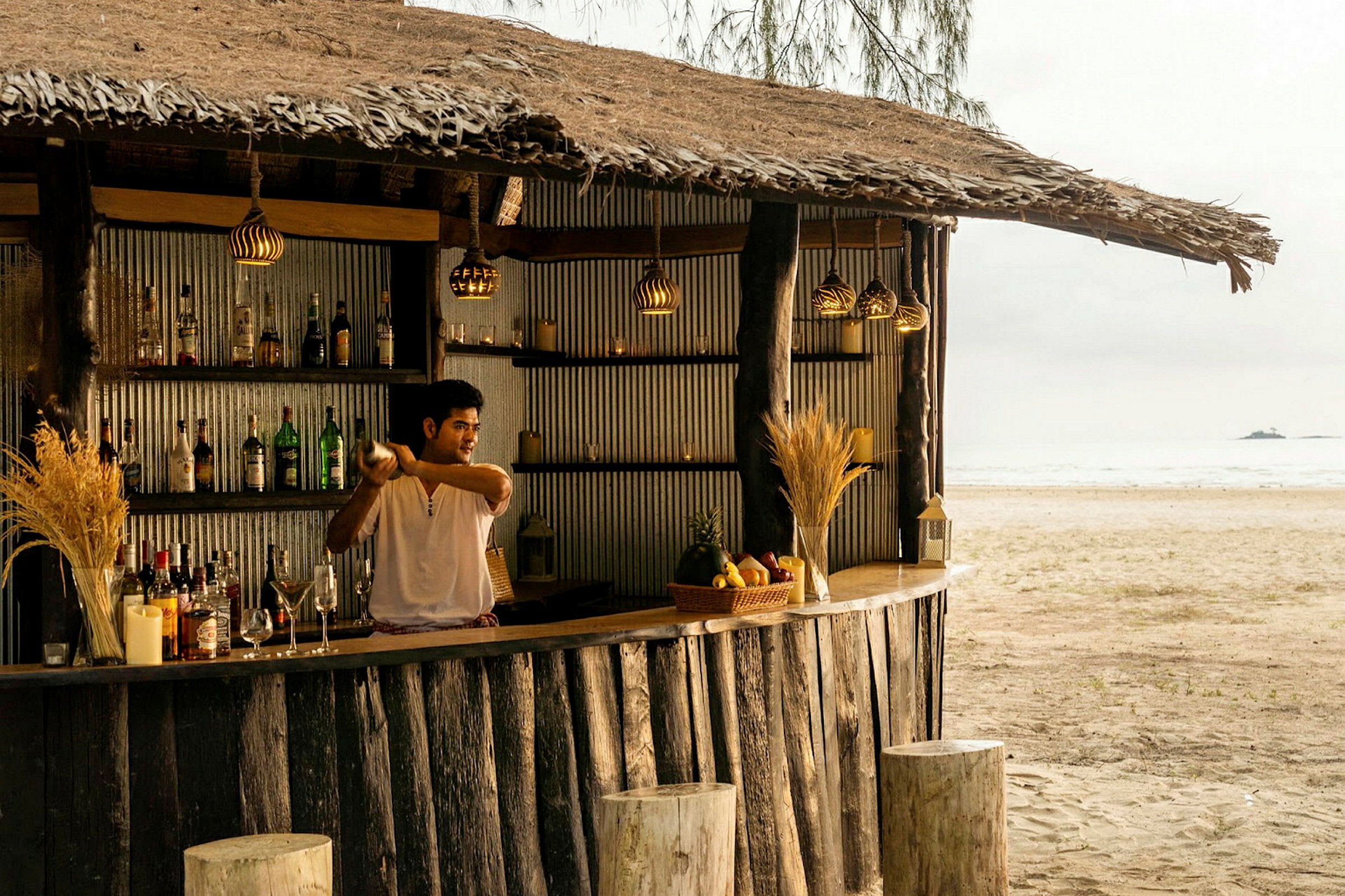 En strandbar med stråtak, varer og dekorasjoner på disken og hyllene. (AI-generert tekst)
