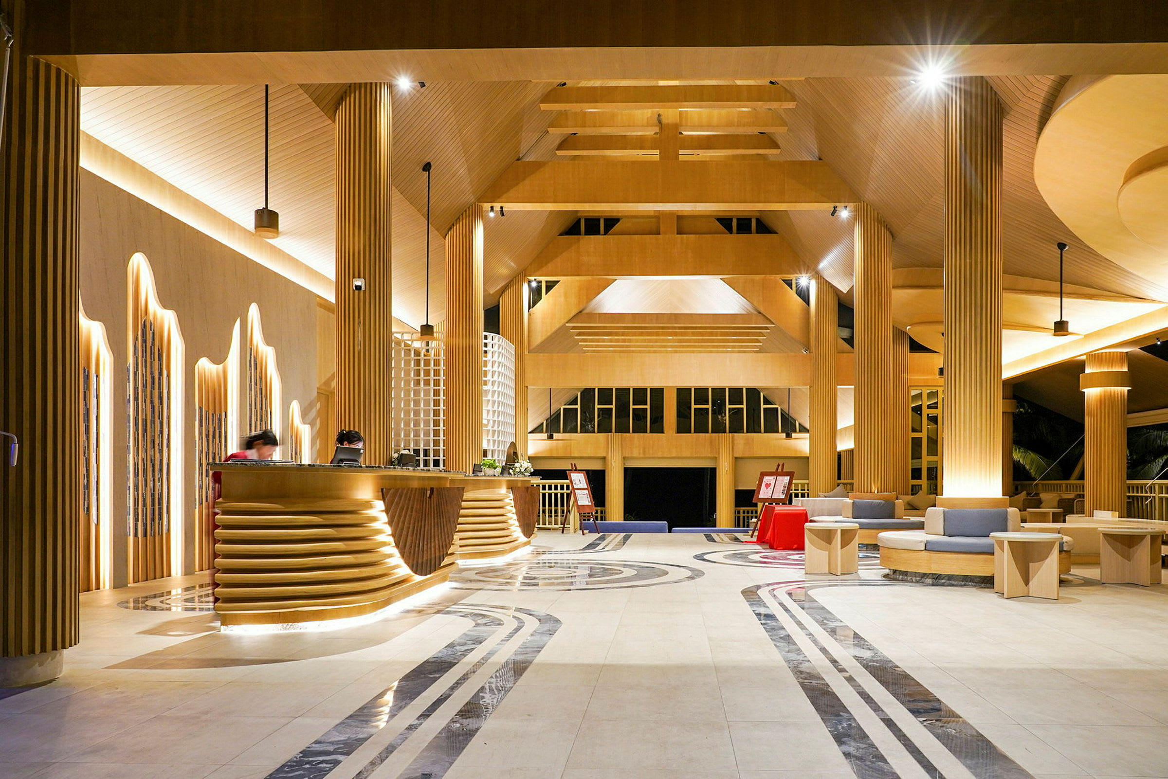 En moderne hotellobby med treinteriør, resepsjon og sitteområder. (AI-generert tekst)