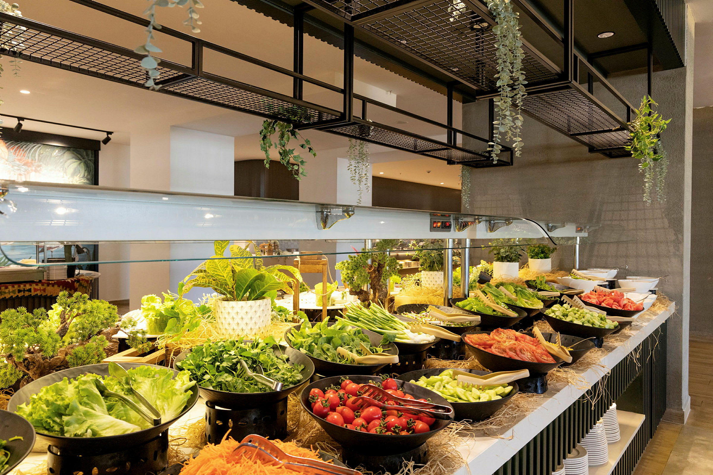 Buffet med ferske grønnsaker, salater og frukt. (AI-generert tekst)