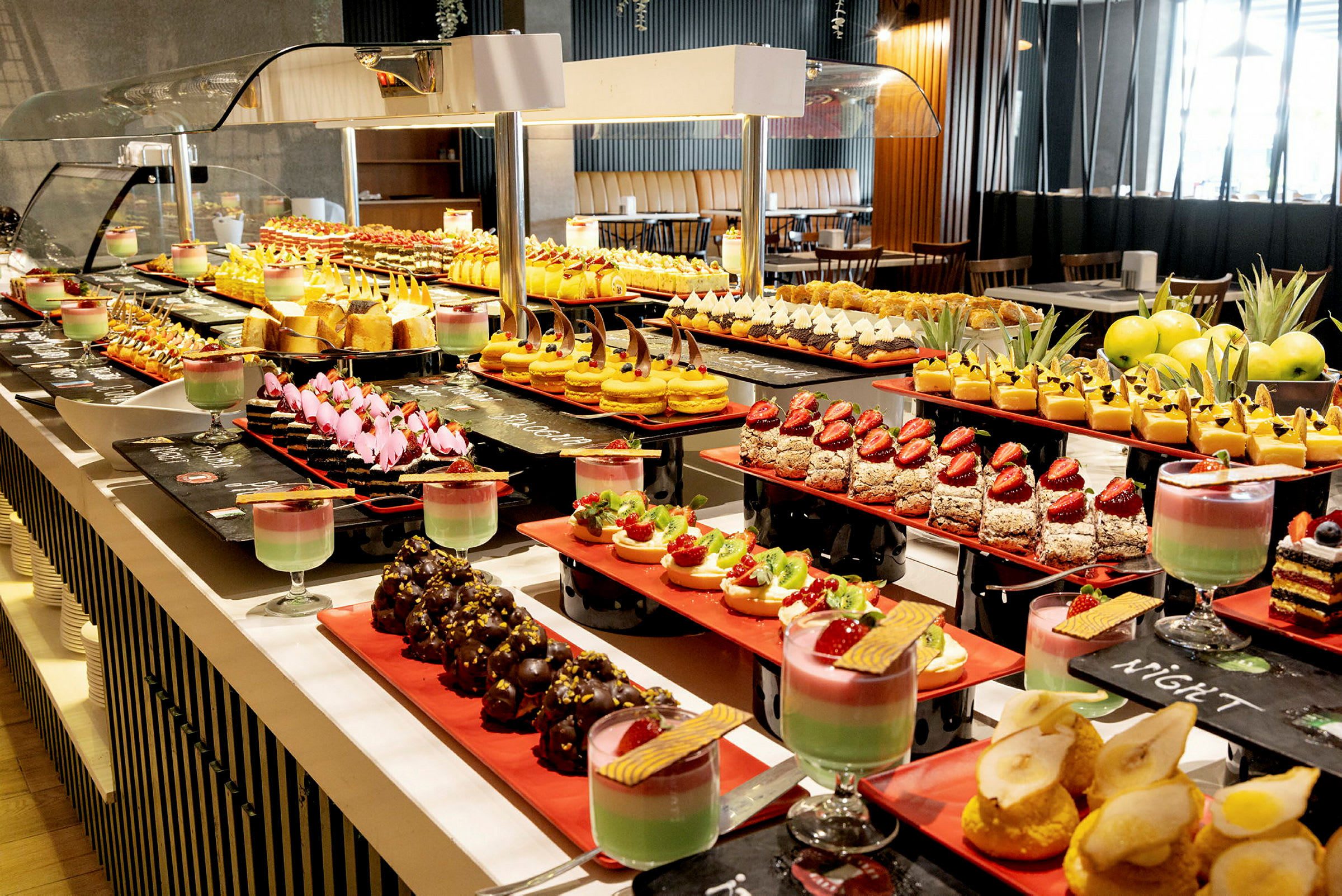 Bilde av et dessertbord med et bredt utvalg av søtsaker og bakverk. (AI-generert tekst)