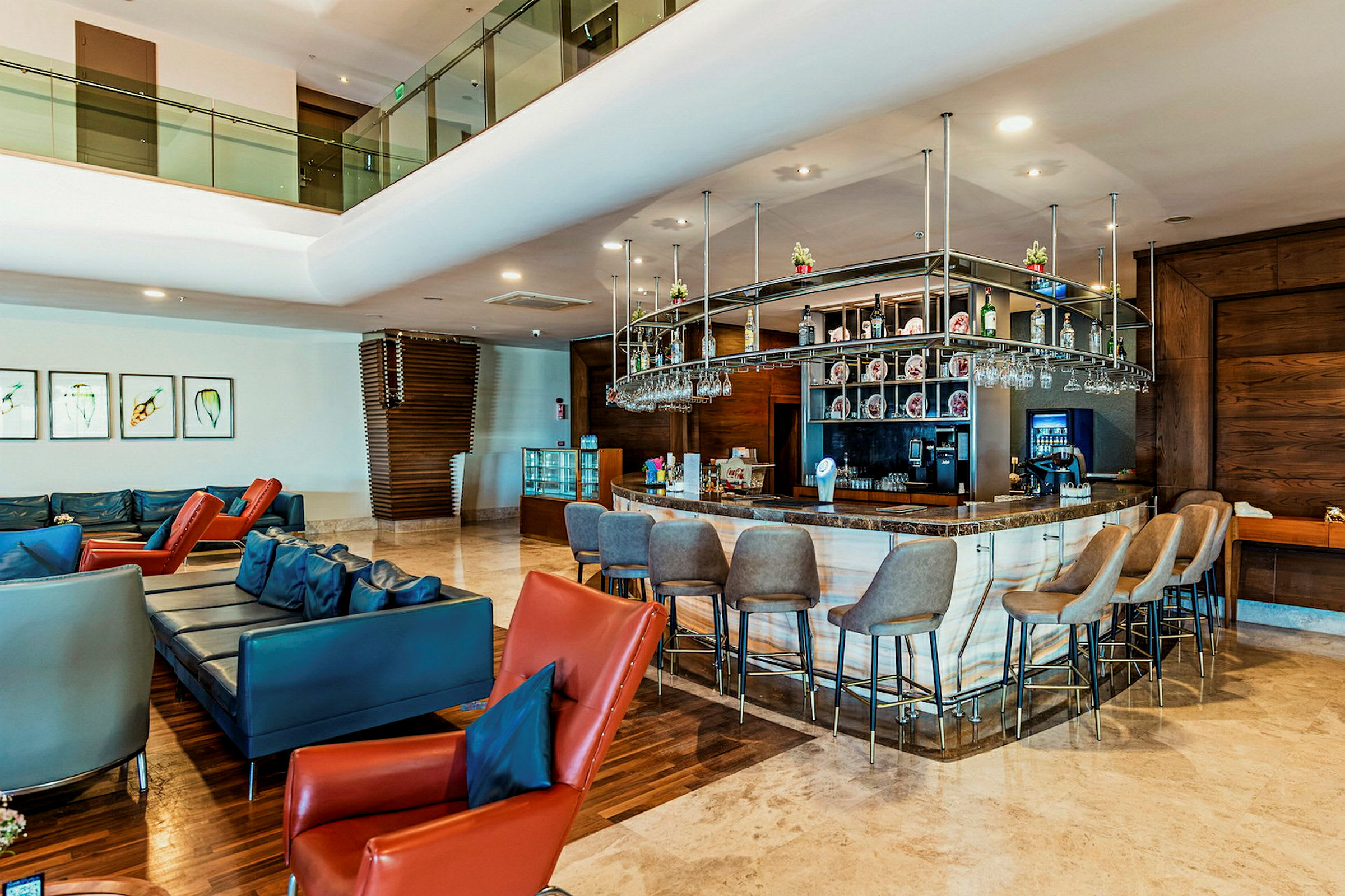 En bar med høye stoler og et sett moderne sittemøbler i et hotell eller en lounge. (AI-generert tekst)