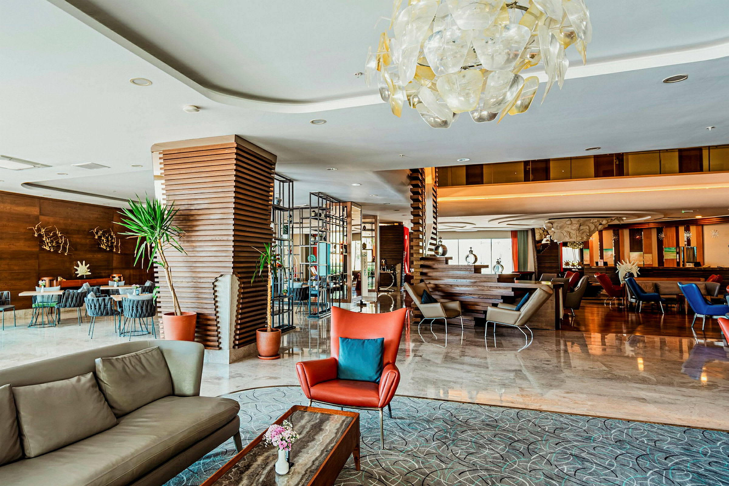 Et hotellobby med moderne sittemøbler og dekorative detaljer. (AI-generert tekst)