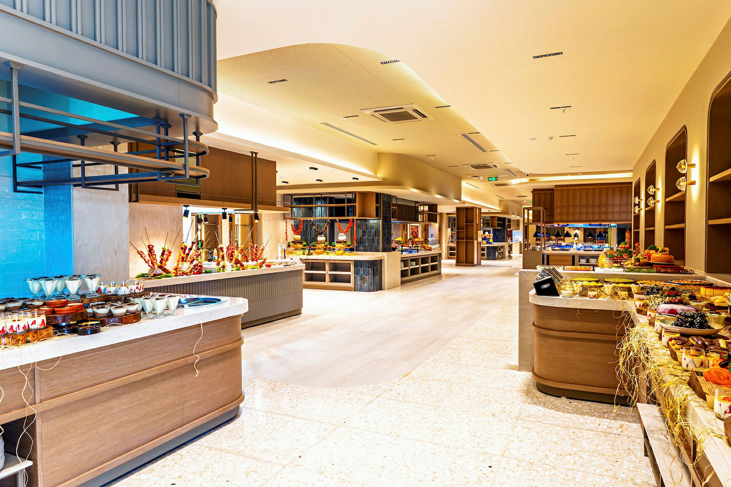 Buffetrestaurant med ulike typer mat og elegant interiør. (AI-generert tekst)