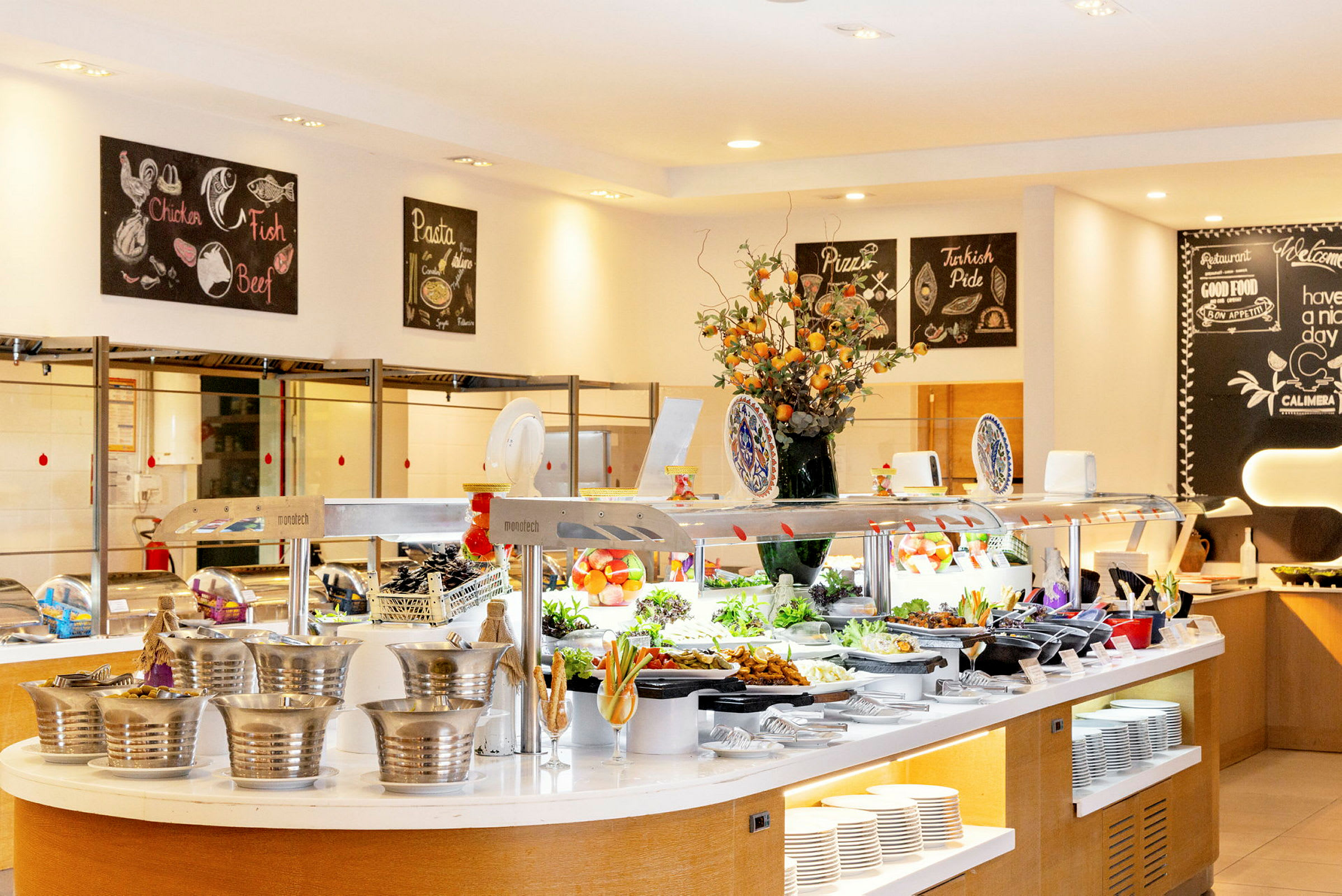 En buffé med diverse retter og dekorasjoner i et lyst restaurantmiljø. (AI-generert tekst)