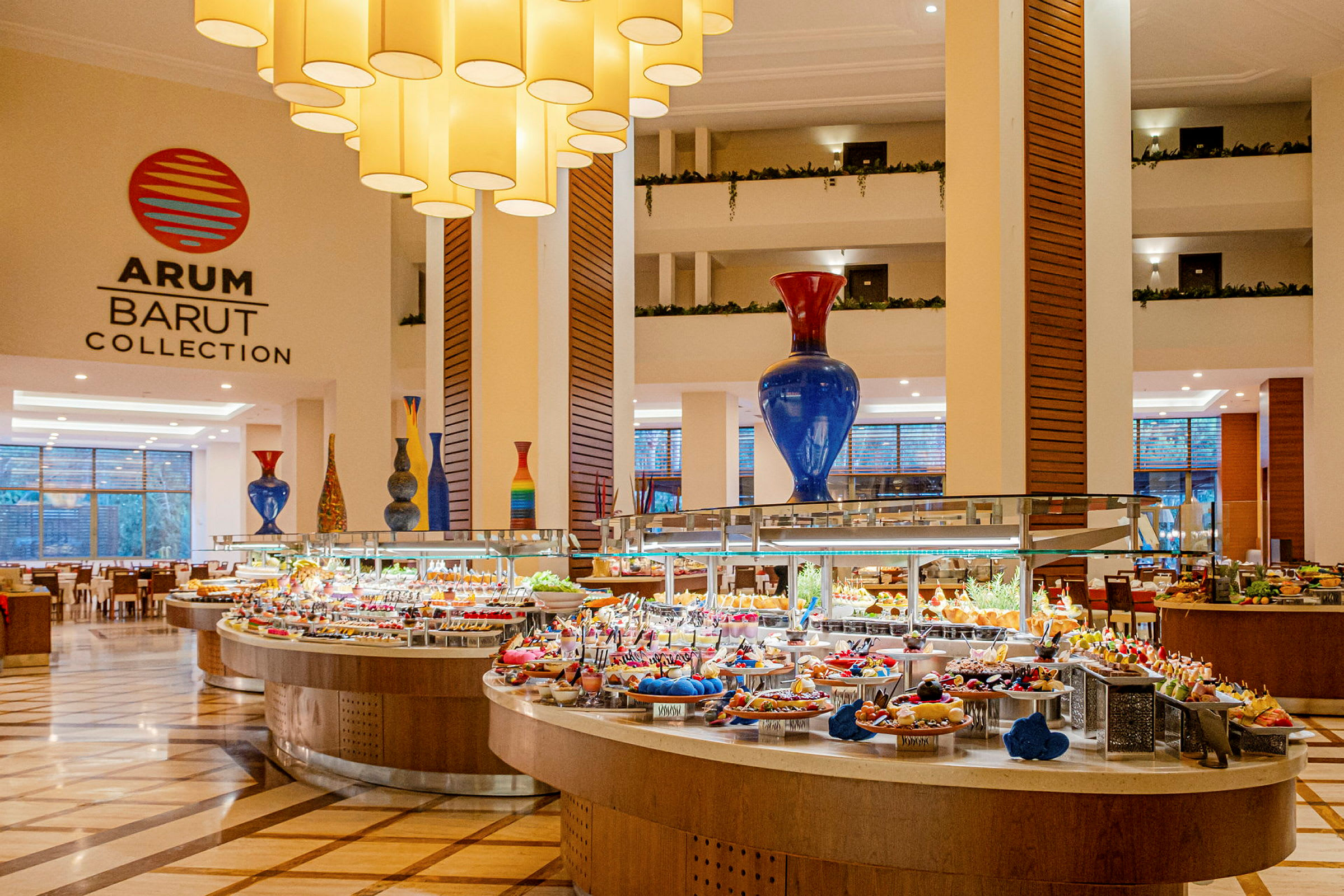 Buffetbord med ulike retter og dekorasjoner i et hotellområde. (AI-generert tekst)