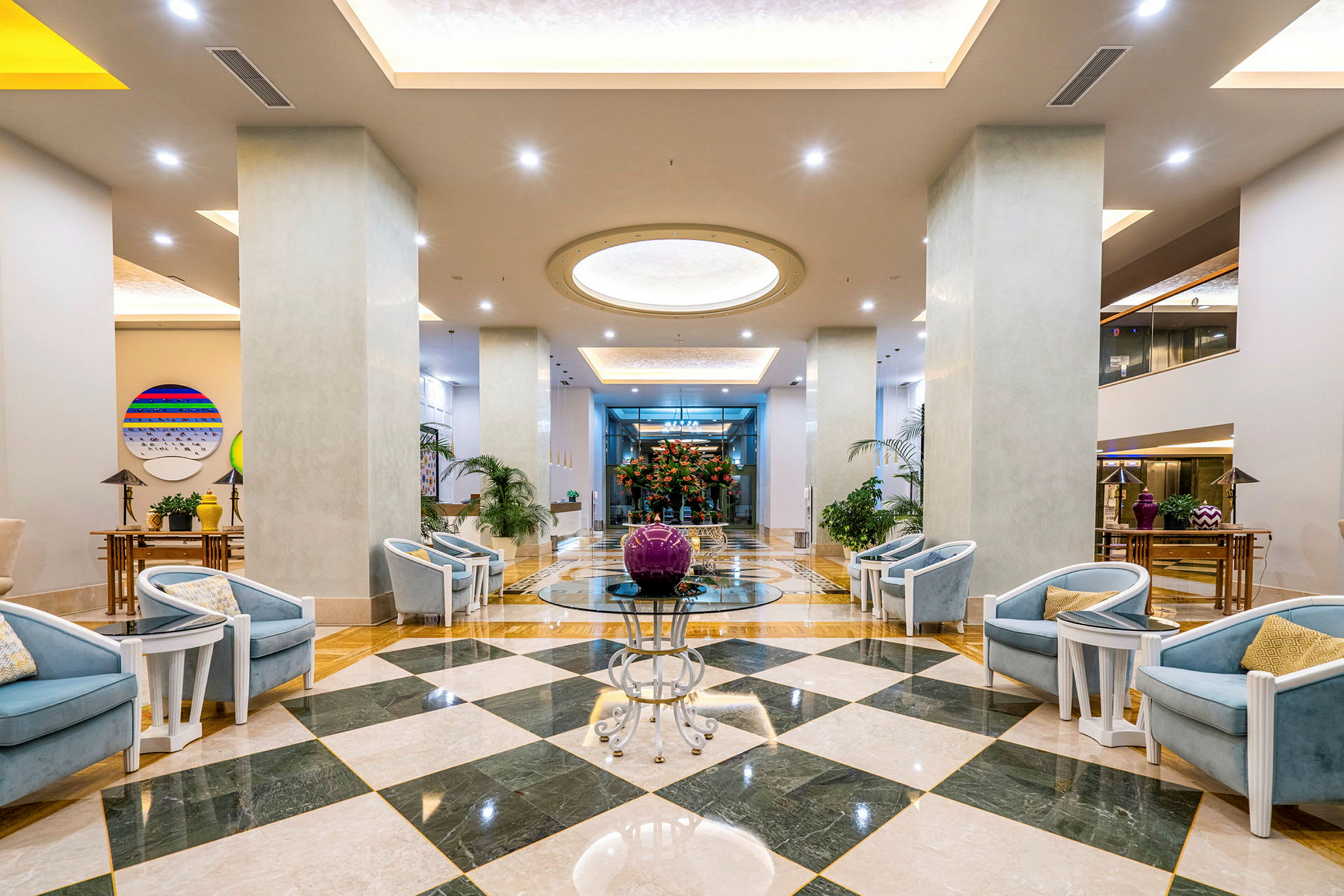 Hotellobby med sitteplasser og dekorasjoner. (AI-generert tekst)