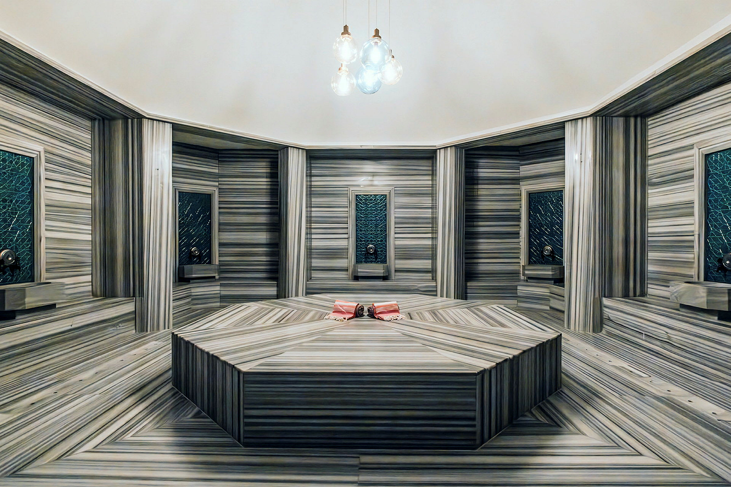 Interiør av et tyrkisk hamam med marmormurer og en sentral steinblokk. (AI-generert tekst)