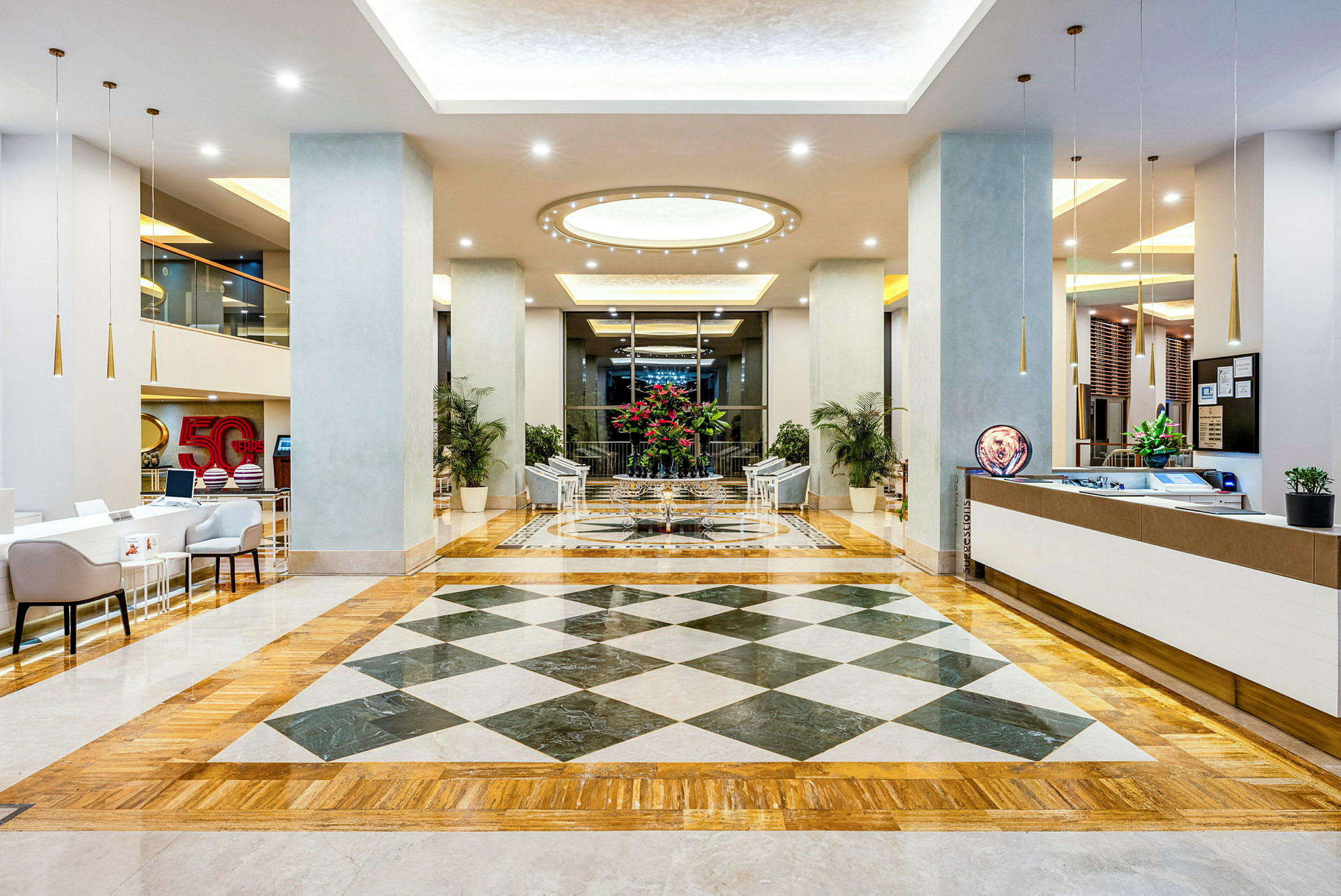 Hotellobby med sittegruppe og resepsjon. (AI-generert tekst)