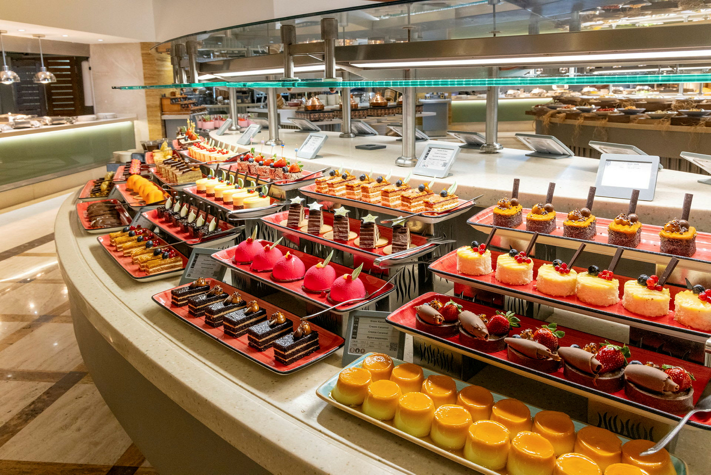 En buffé med forskjellige desserter, inkludert kaker, pannacotta og små bakverk. (AI-generert tekst)