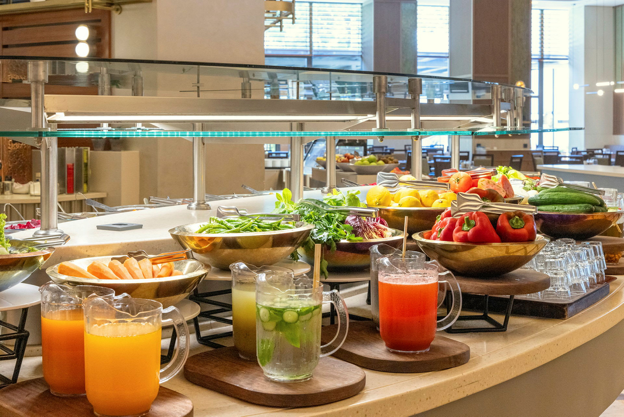 En buffé med ulike grønnsaker, fersk frukt og juice på et serveringsbord. (AI-generert tekst)